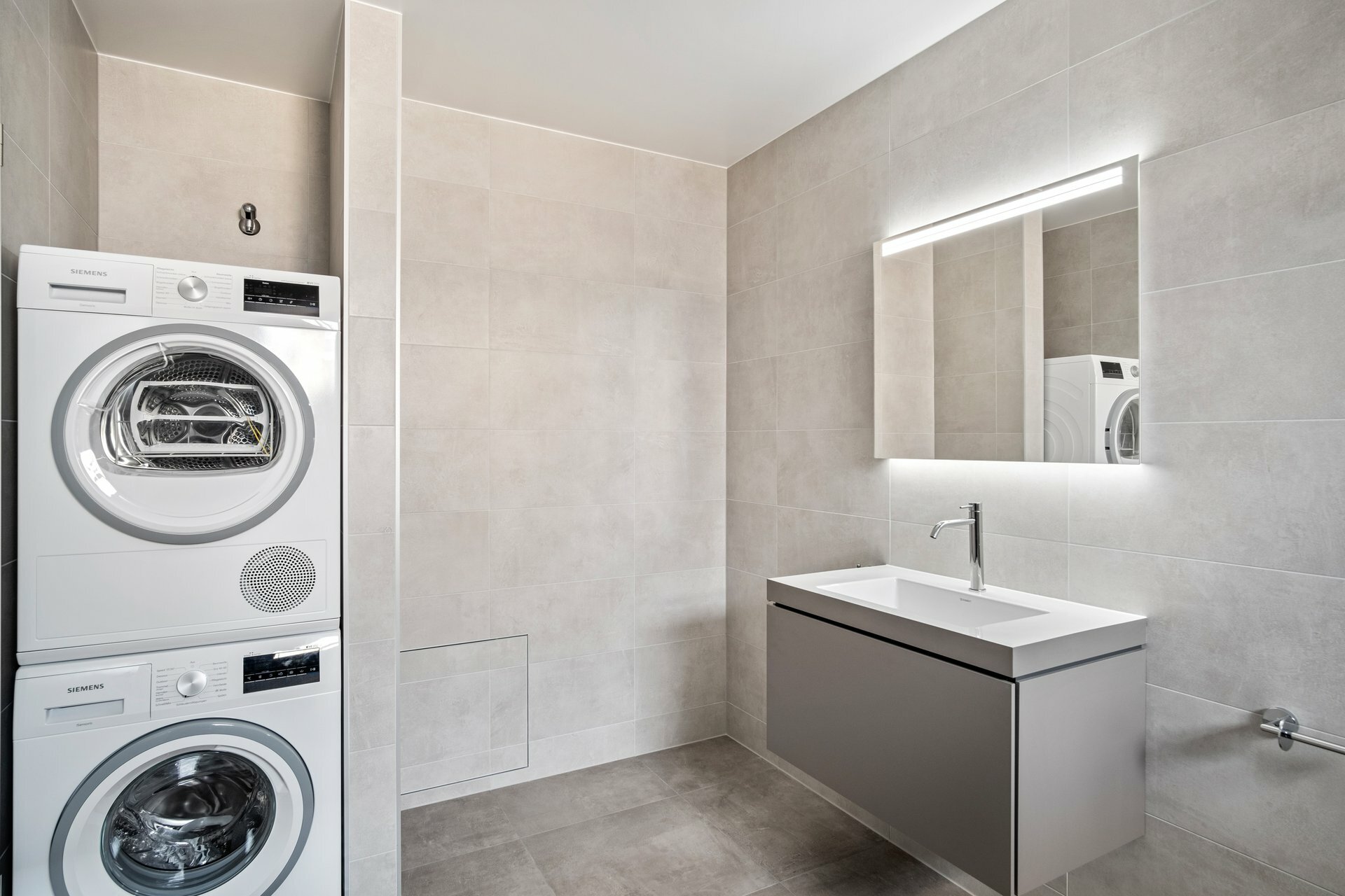 Badezimmer mit eigenem Waschraum