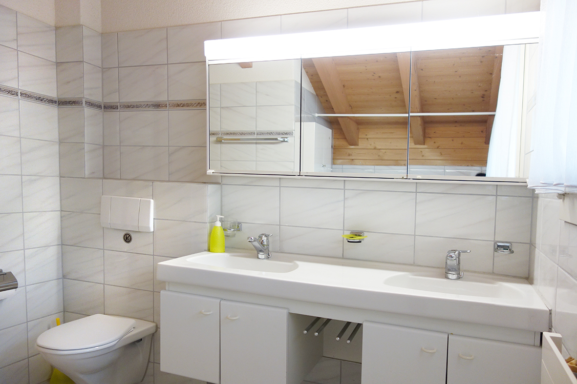 Bad mit Wanne, WC und Fenster Bad mit Wanne, WC und Fenster