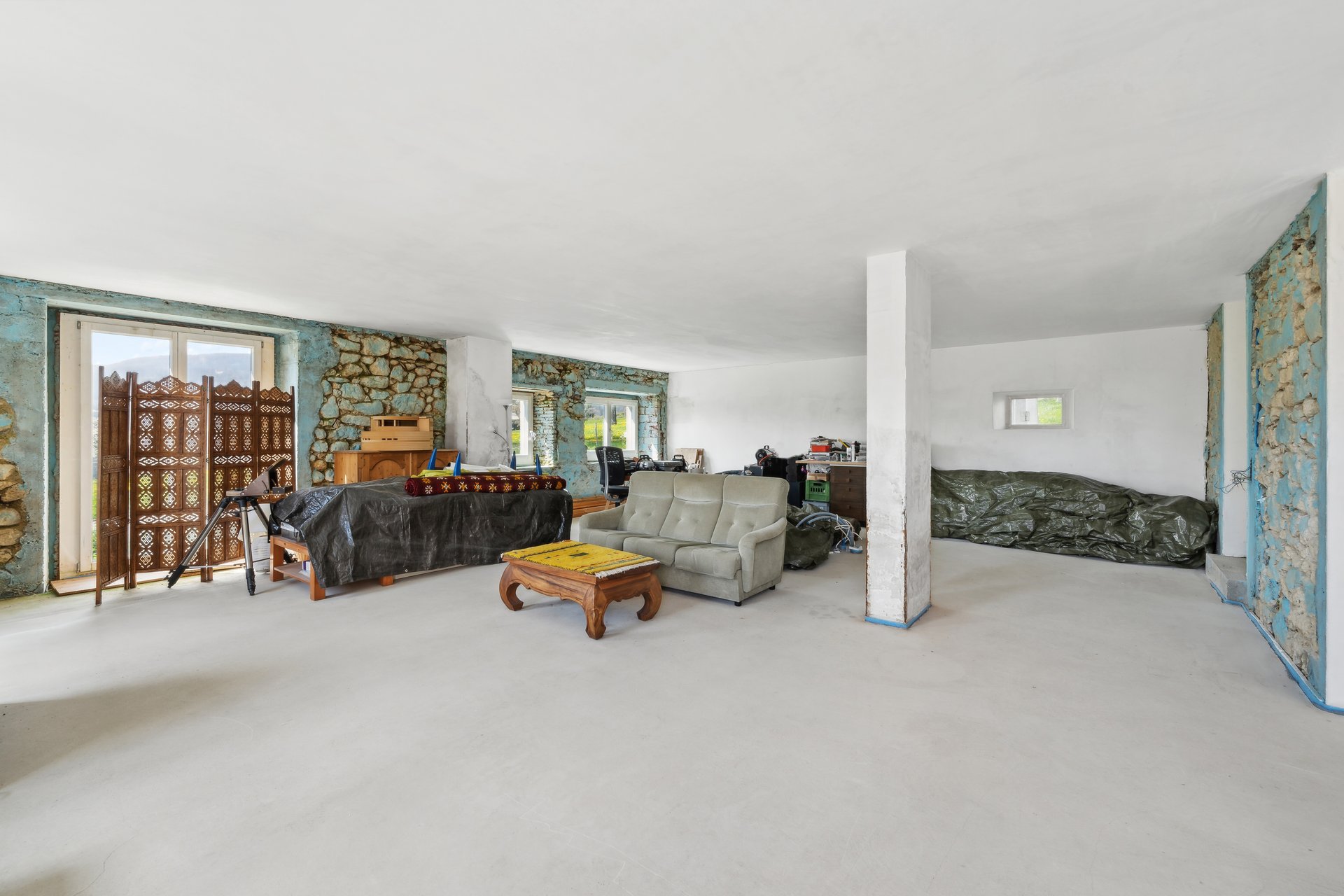 Très grand espace salon, salle-à-manger / Avant rénovation