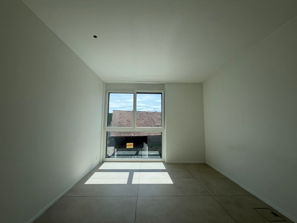 Helles Wohnzimmer mit grossen Fenstern und Fliesenboden. Helles Wohnzimmer mit grossen Fenstern und Fliesenboden.