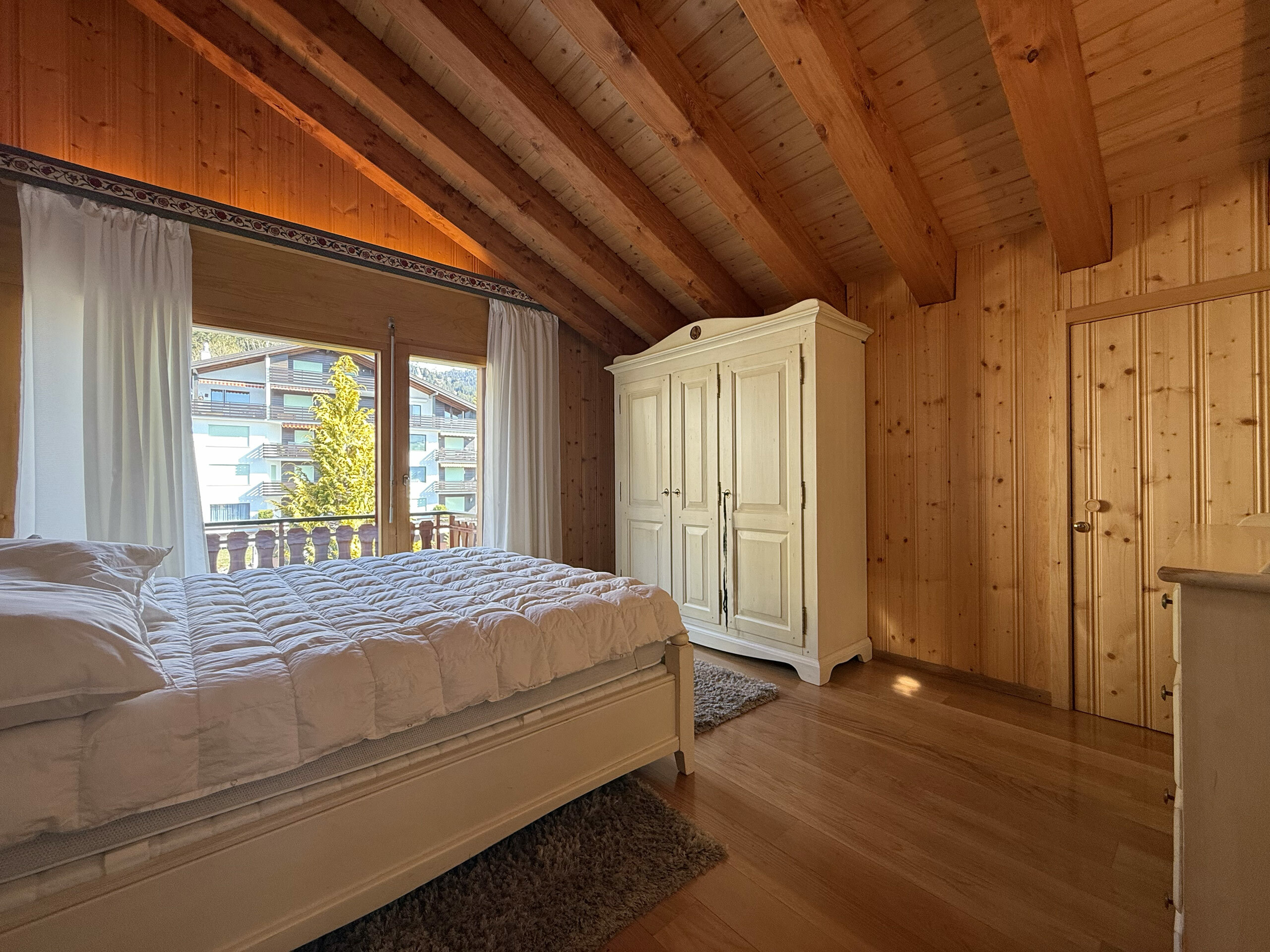 Chambre principale avec petit balcon