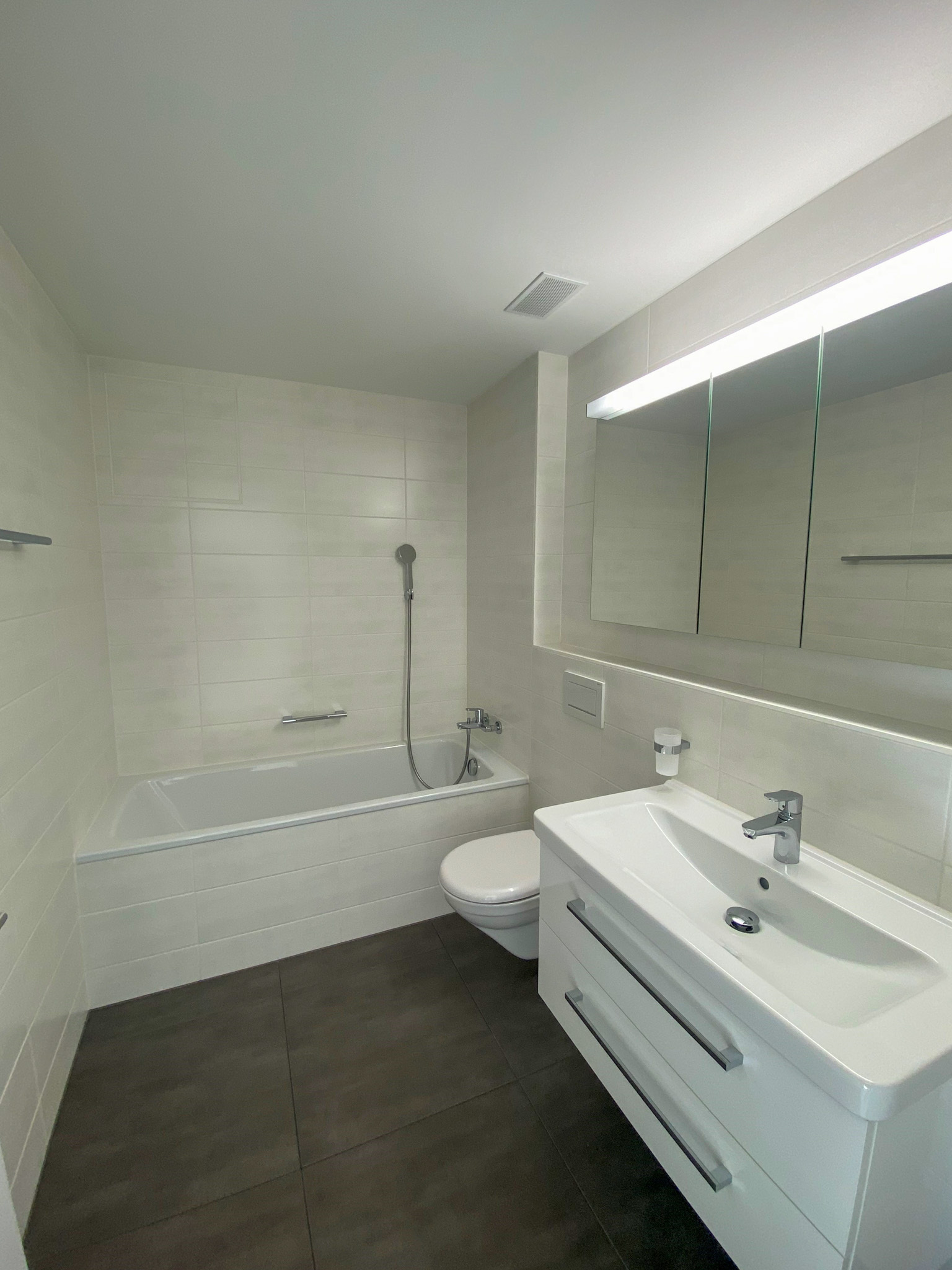 Badezimmer mit Badewanne (typähnliche Whg)