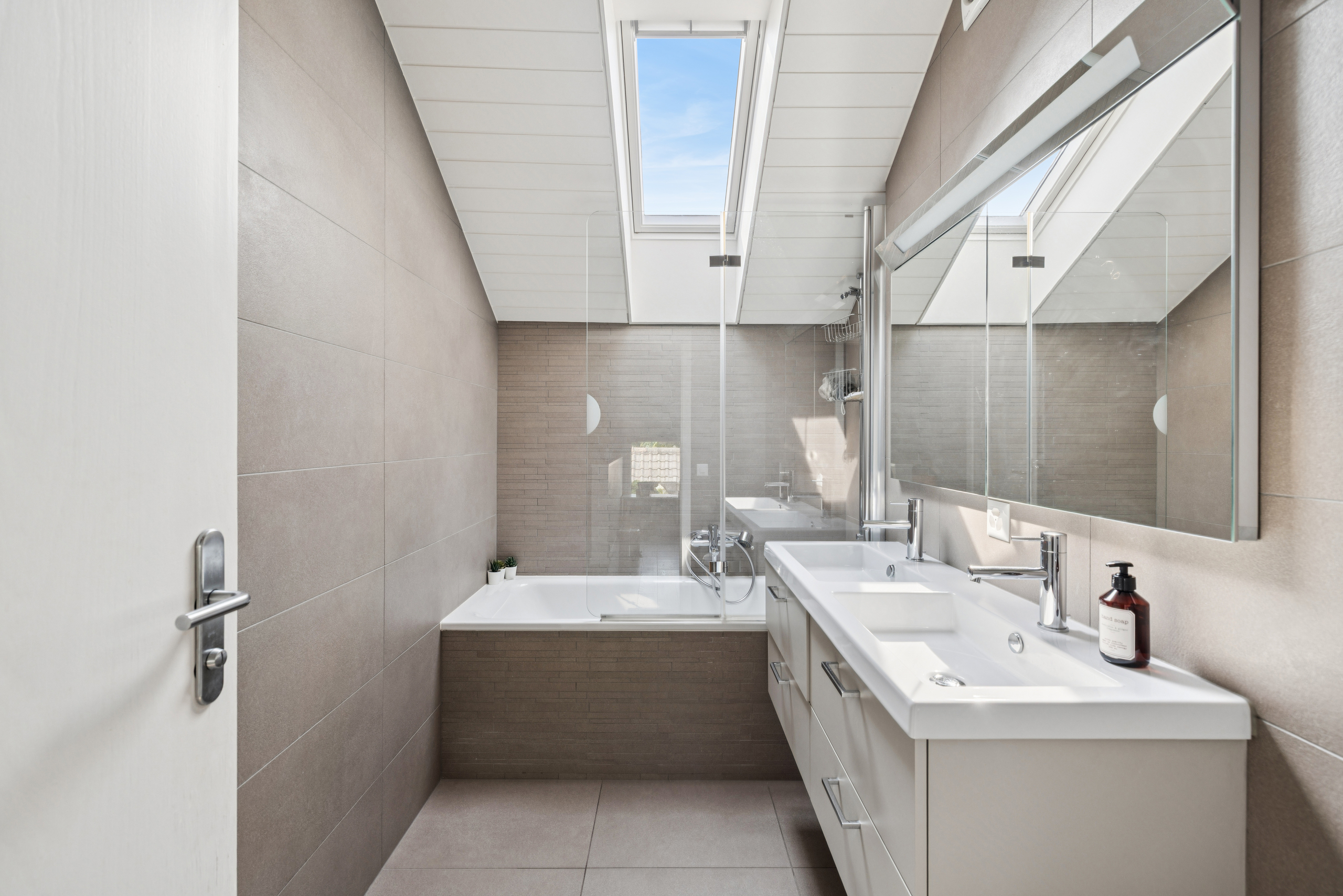 Gemeinsames Badezimmer für 3 Zimmer