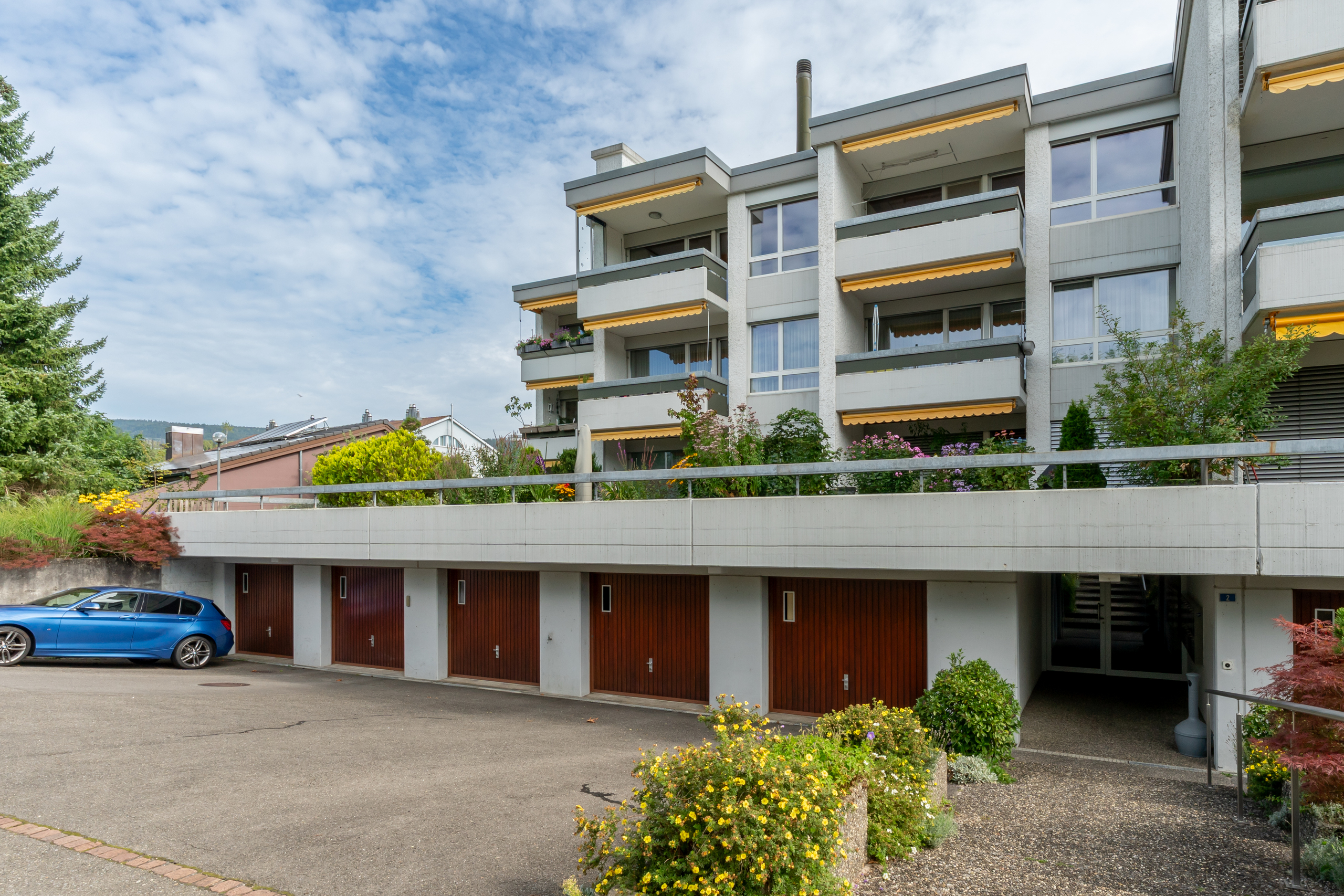 Aussenbild Eingang und Garagen Aussenbild Eingang und Garagen