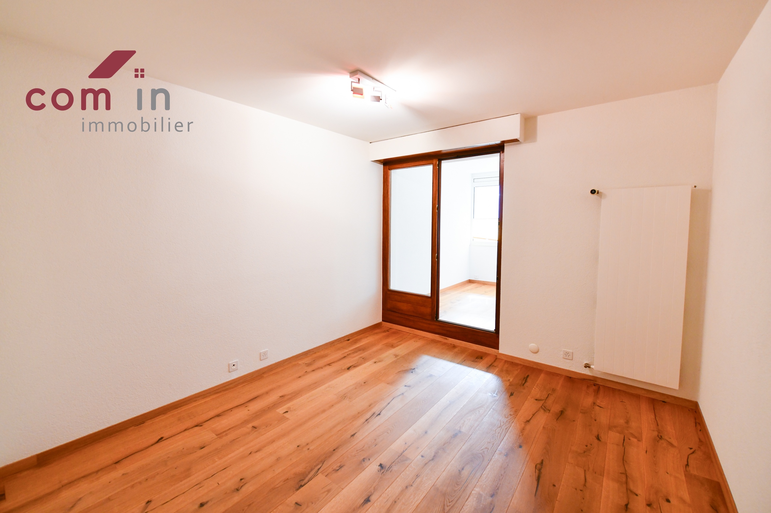 chambre de 12,5 m2 avec armoire intégrée et accès à une petite pièce détente (isolée/non-chauffée) chambre de 12,5 m2 avec armoire intégrée et accès à une petite pièce détente (isolée/non-chauffée)