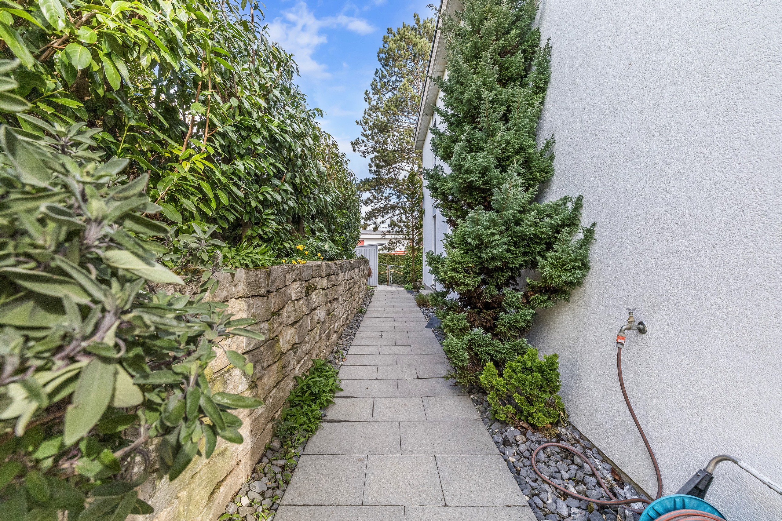 Gartendurchgang hinter dem Haus