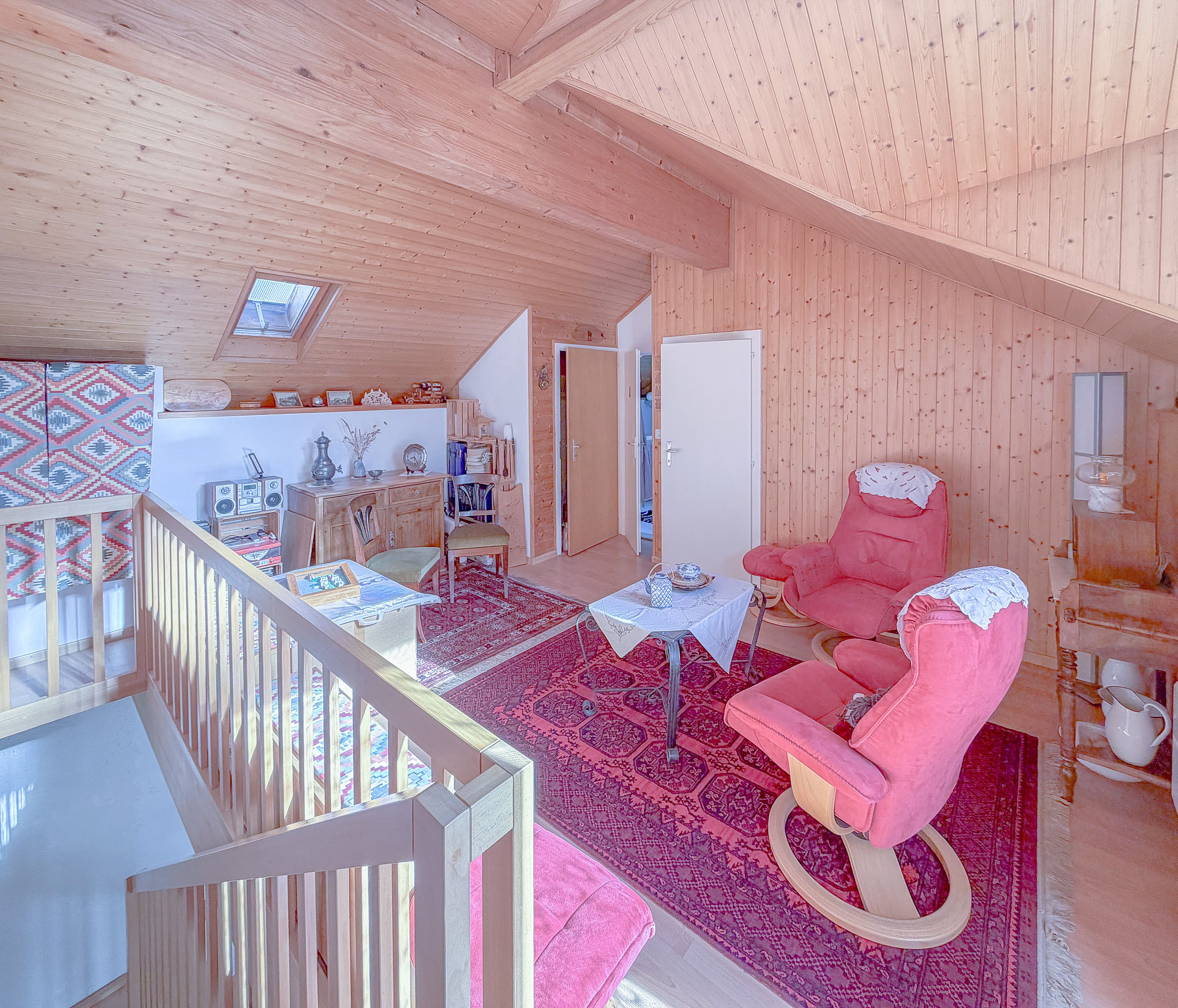 Grande pièce ouverte à l'étage