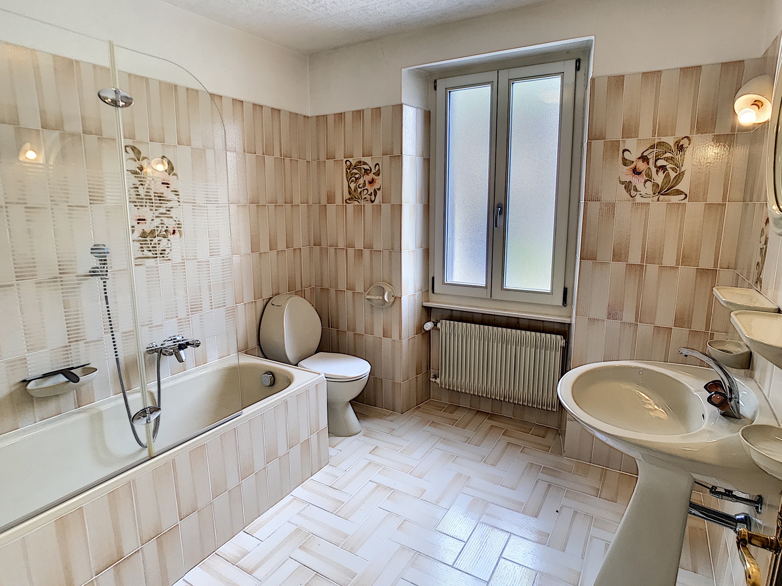salle d'eau avec bain et vitre pour douche salle d'eau avec bain et vitre pour douche