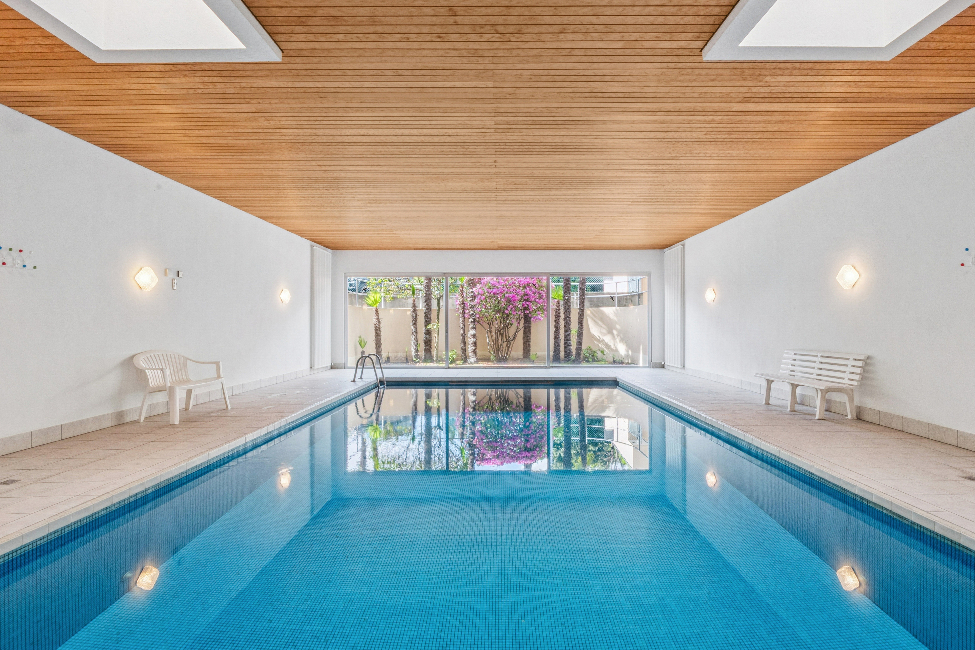 La grande piscina coperta è riscaldata con una pompa di calore dal 2026