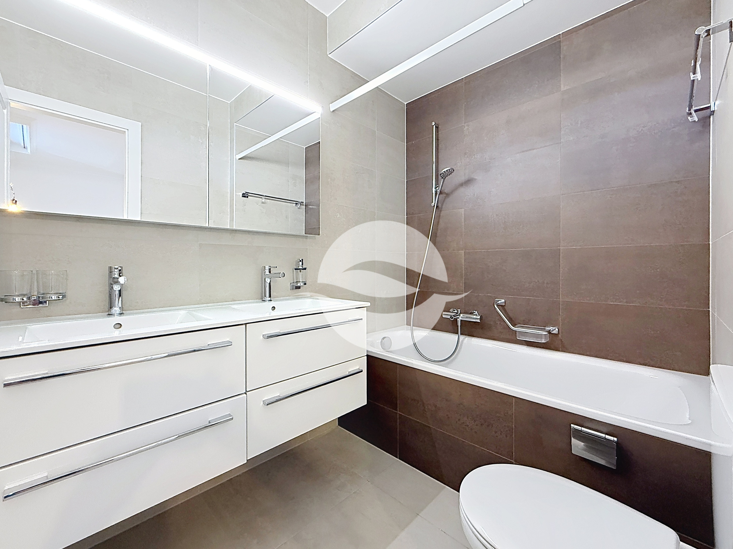 Chambre parentale avec armoire et salle de bains privée Chambre parentale avec armoire et salle de bains privée