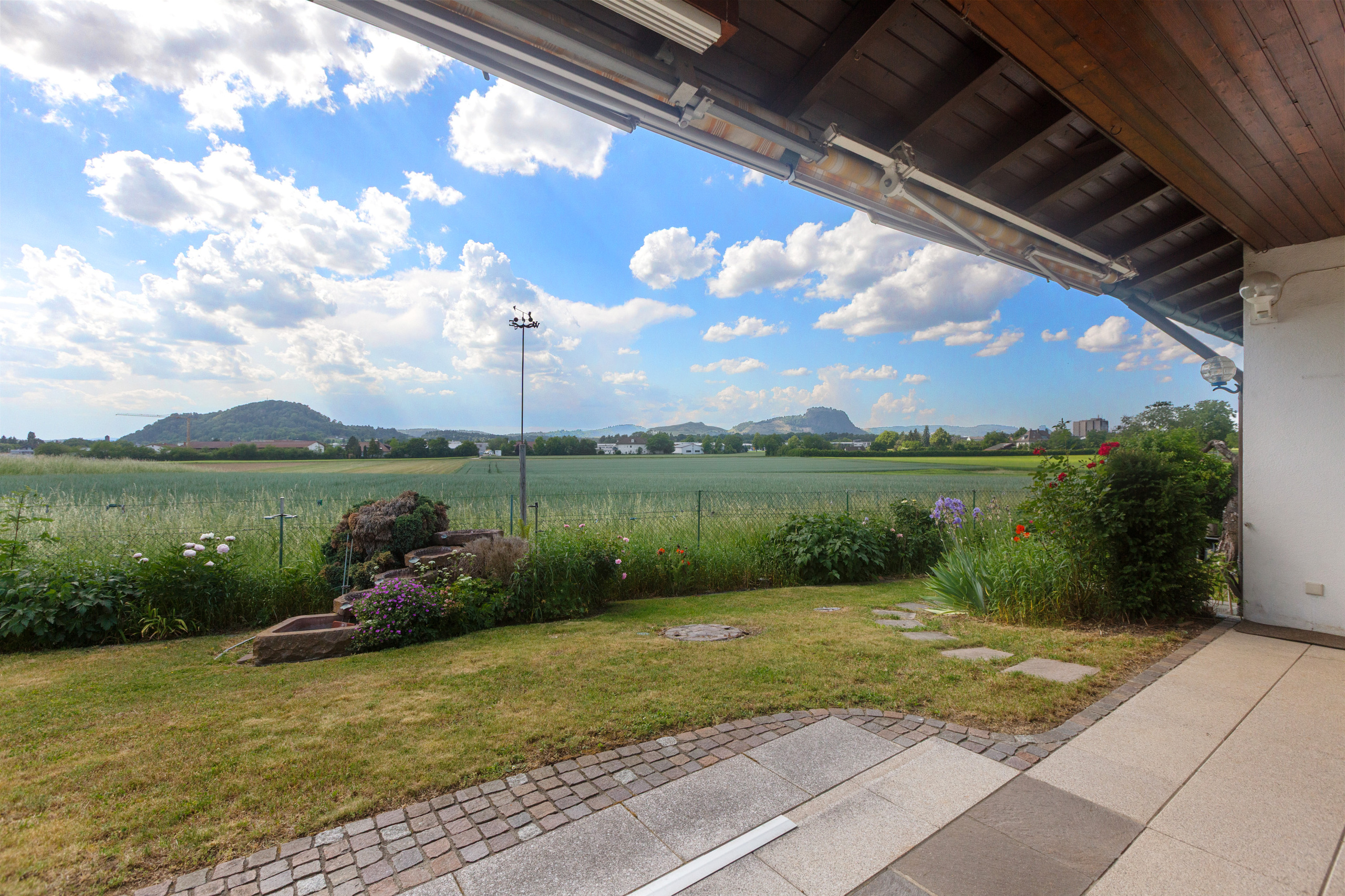 Sonnenterrasse mit Weitblick über die Felder auf den Hohentwiel. Sonnenterrasse mit Weitblick über die Felder auf den Hohentwiel.