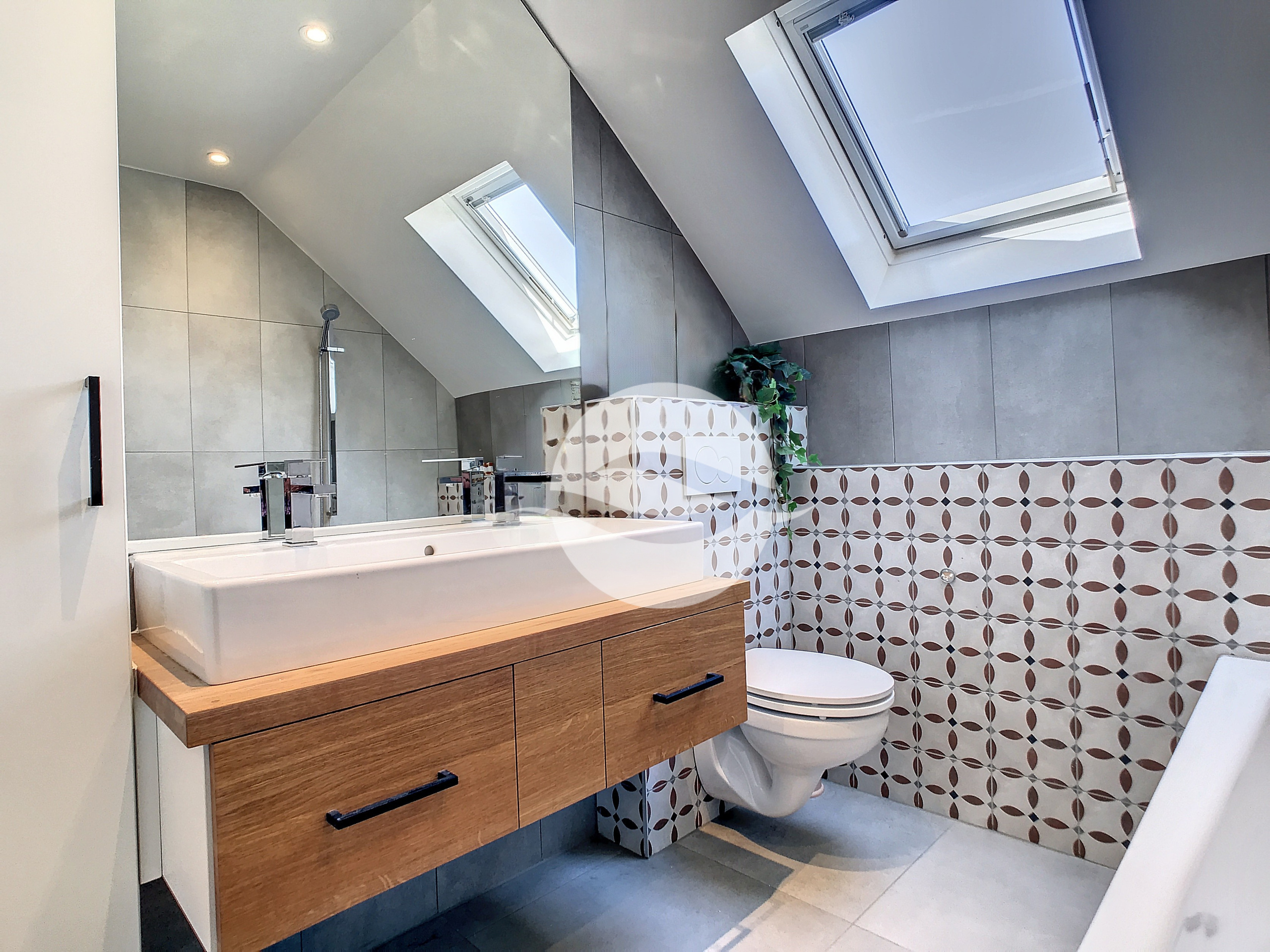 1er : Salle de bains avec armoire