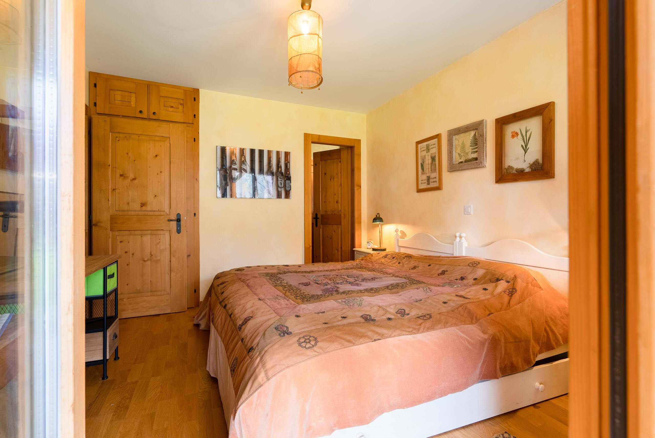 Vue intérieure chambre avec rangements en bois – Chalet La Tsombe à vendre Verbier