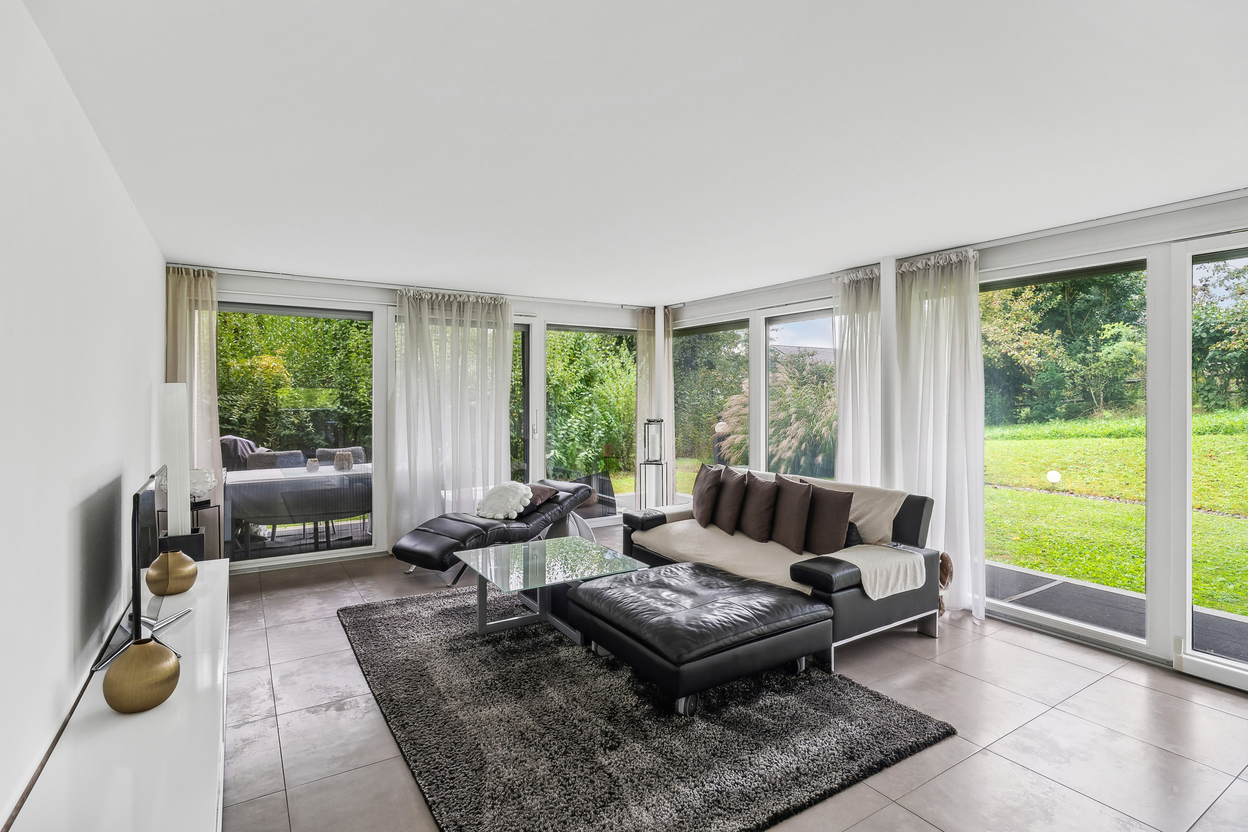 Helles Wohn- und Esszimmer mit Kamin mit Wärmerückgewinnung Helles Wohn- und Esszimmer mit Kamin mit Wärmerückgewinnung