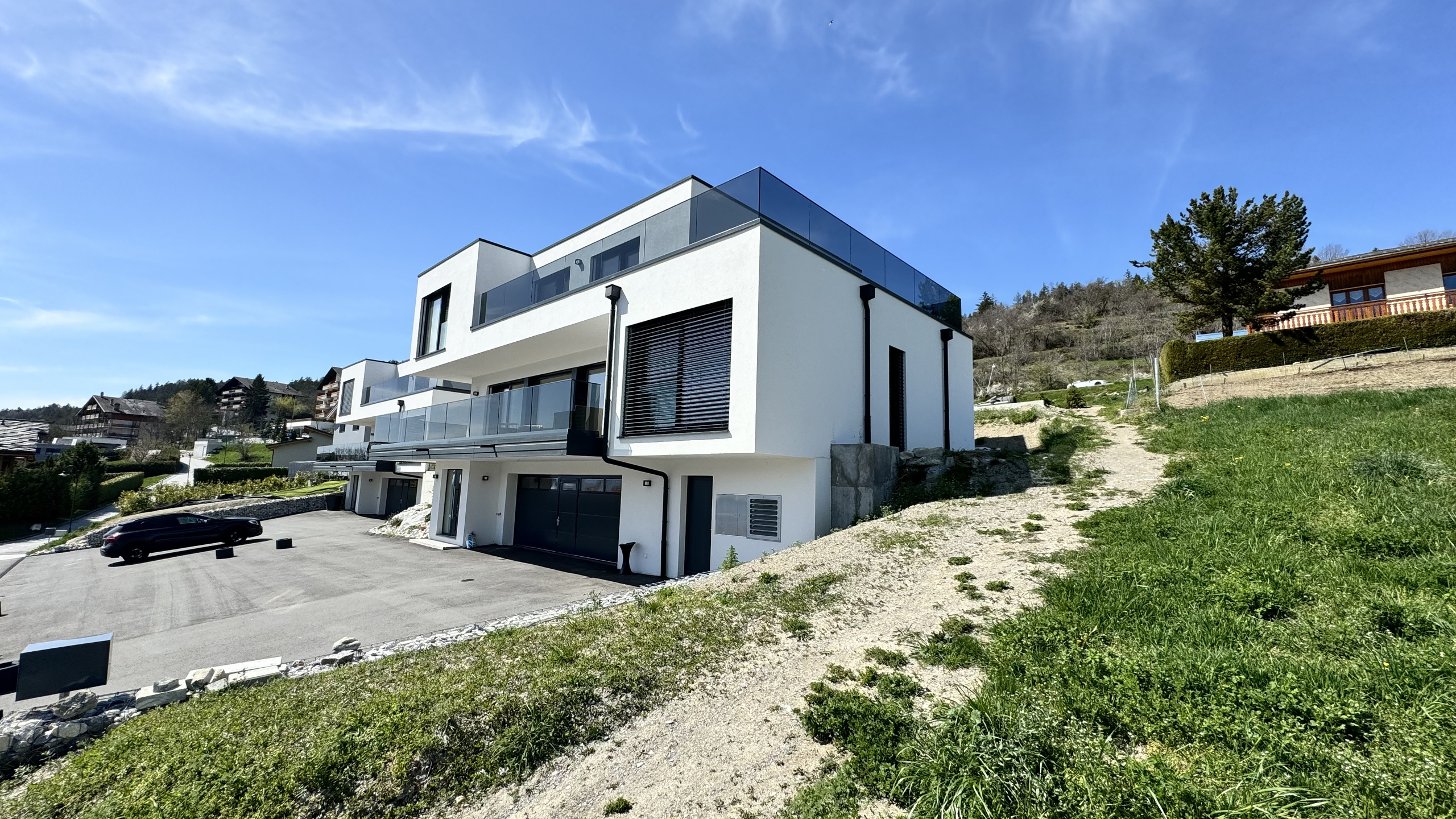 Maison à côté de la parcelle 