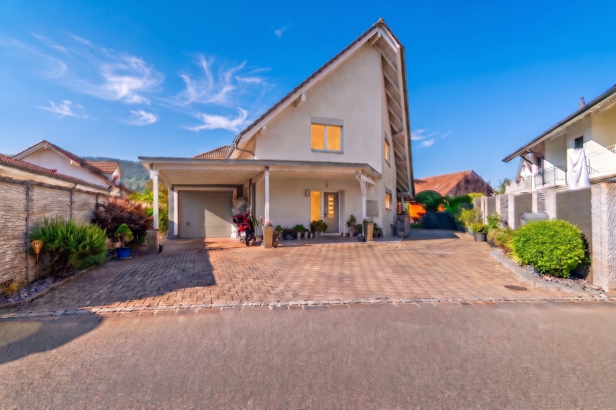 Vorderansicht des Hauses mit Einfahrt und Garage. Vorderansicht des Hauses mit Einfahrt und Garage.
