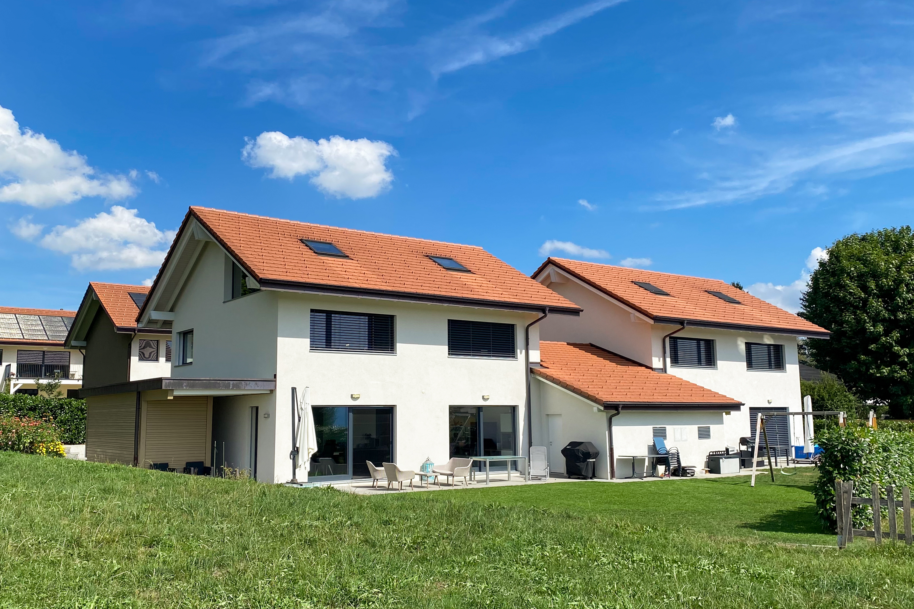 Projet immobilier à Chapelles Glâne avec 2 villas jumelles construites : l'extérieur.