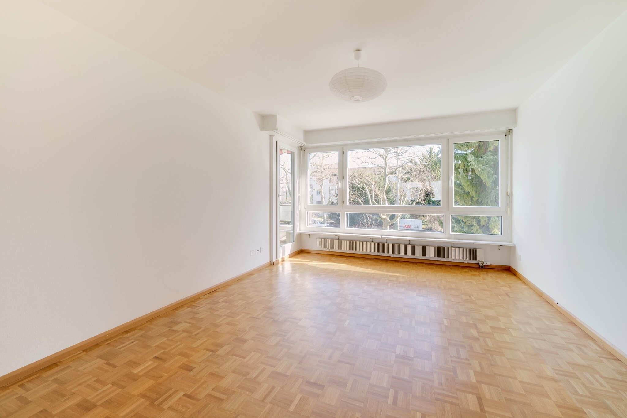 Blick in den Wohnbereich mit Zugang zum Balkon