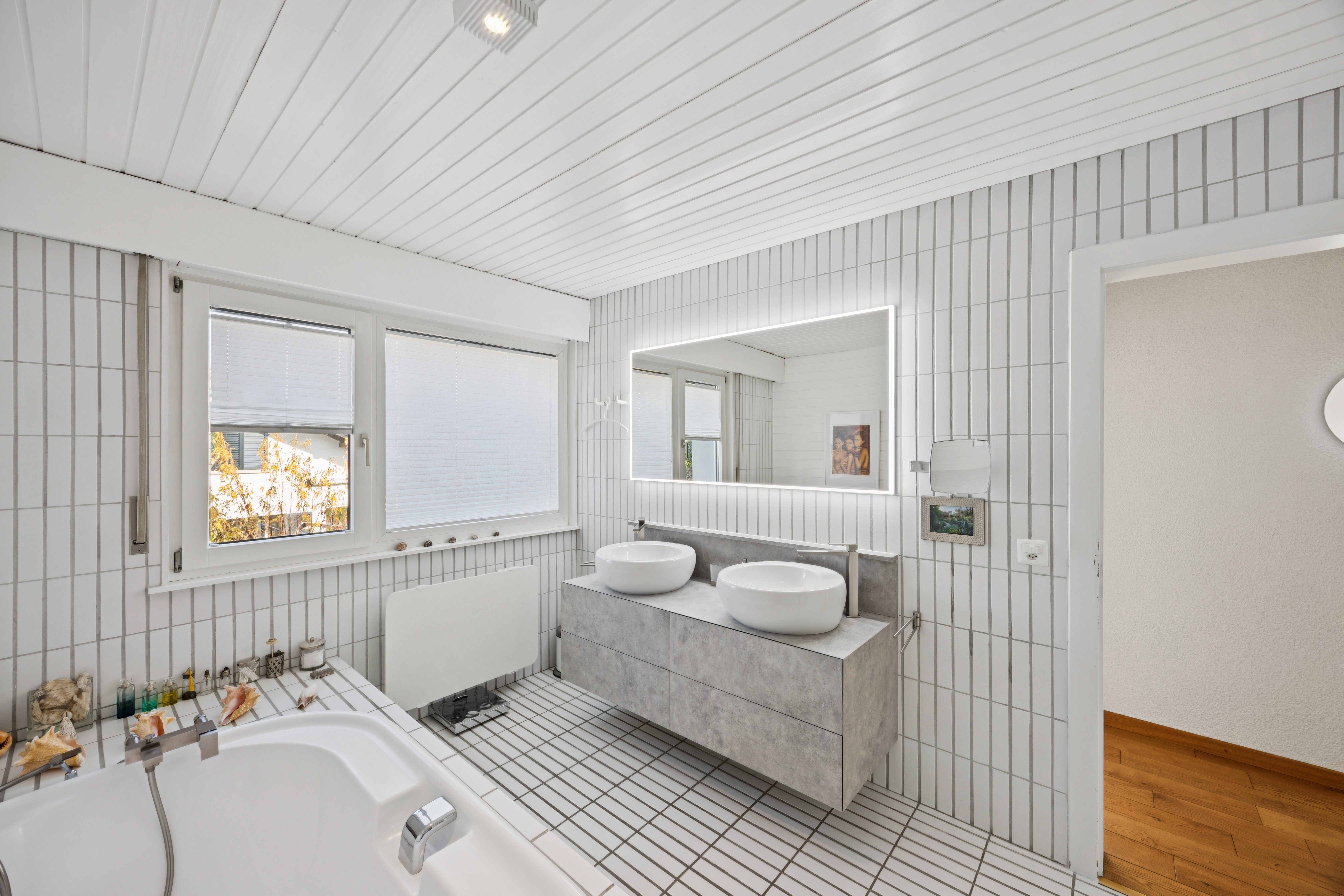 Salle de bains avec baignoire, douche et sauna