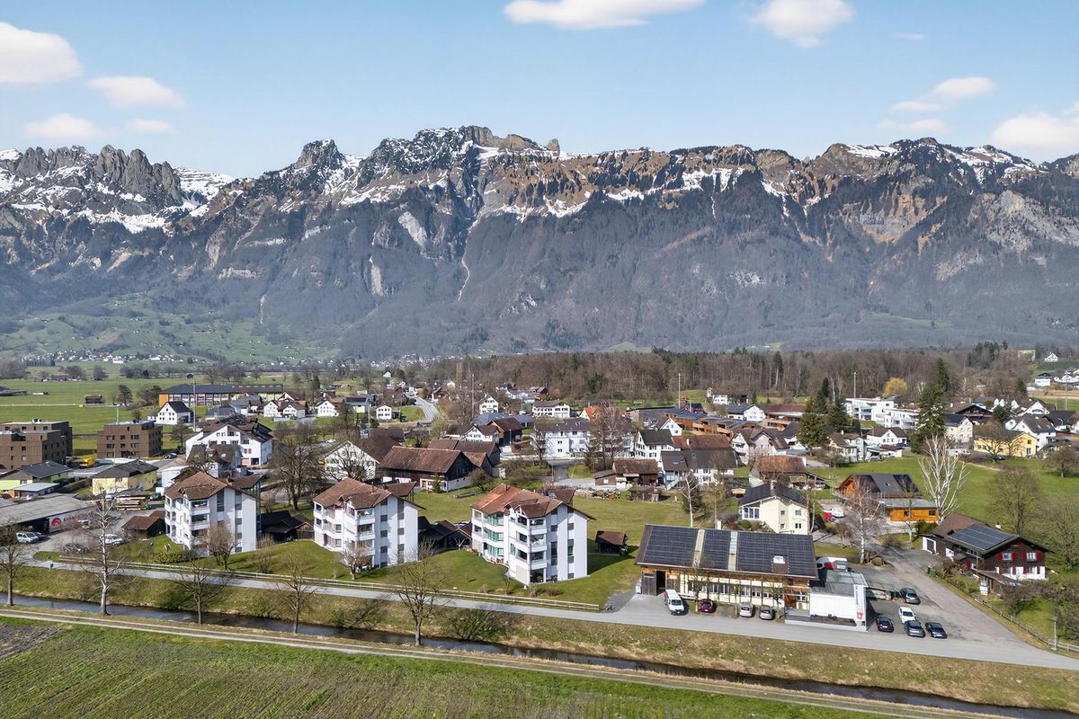 Panorama von Salez mit Blick auf die Berge im Hintergrund.