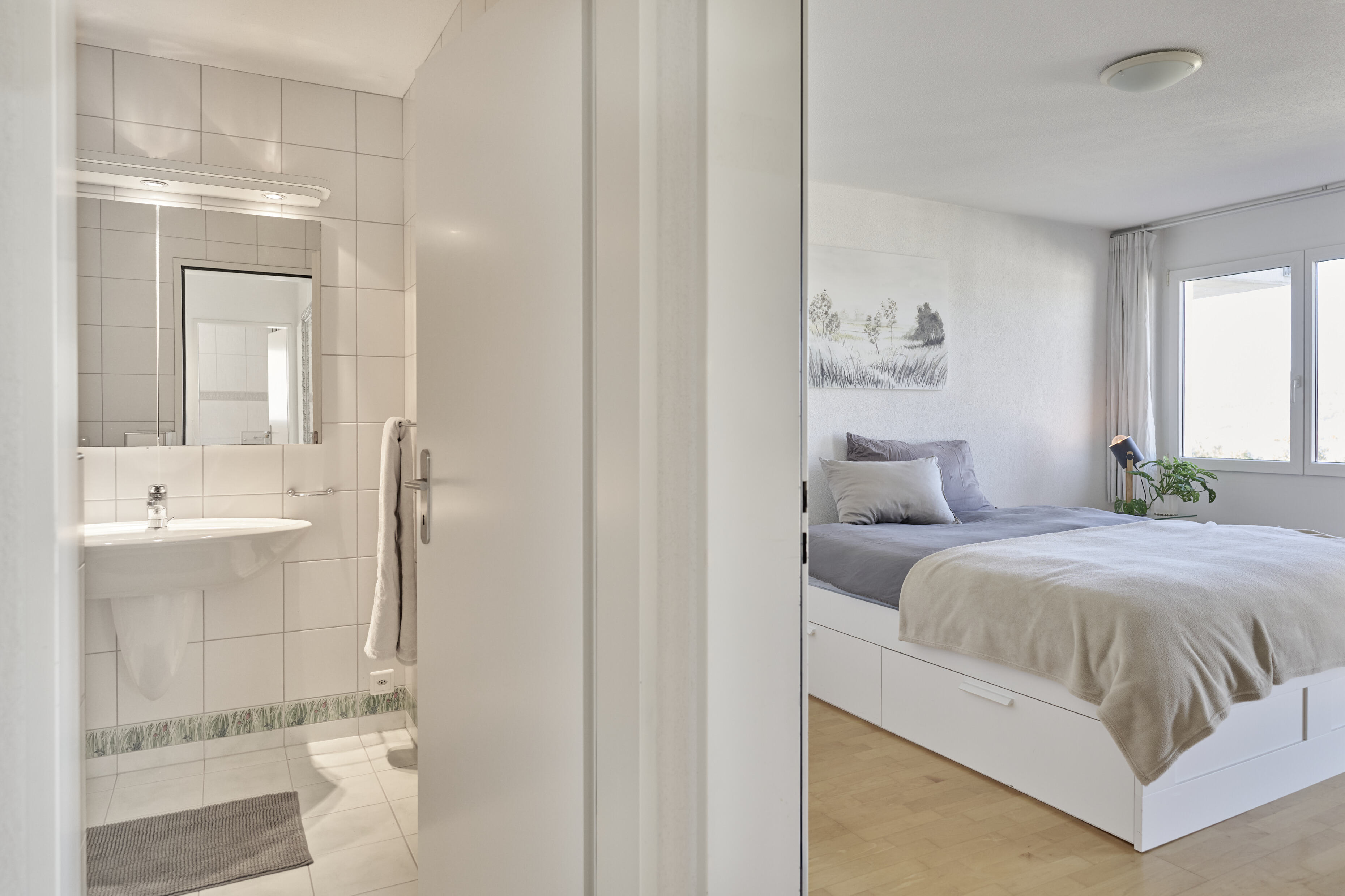 Schlafzimmer 1 im Erdgeschoss und Dusche / WC