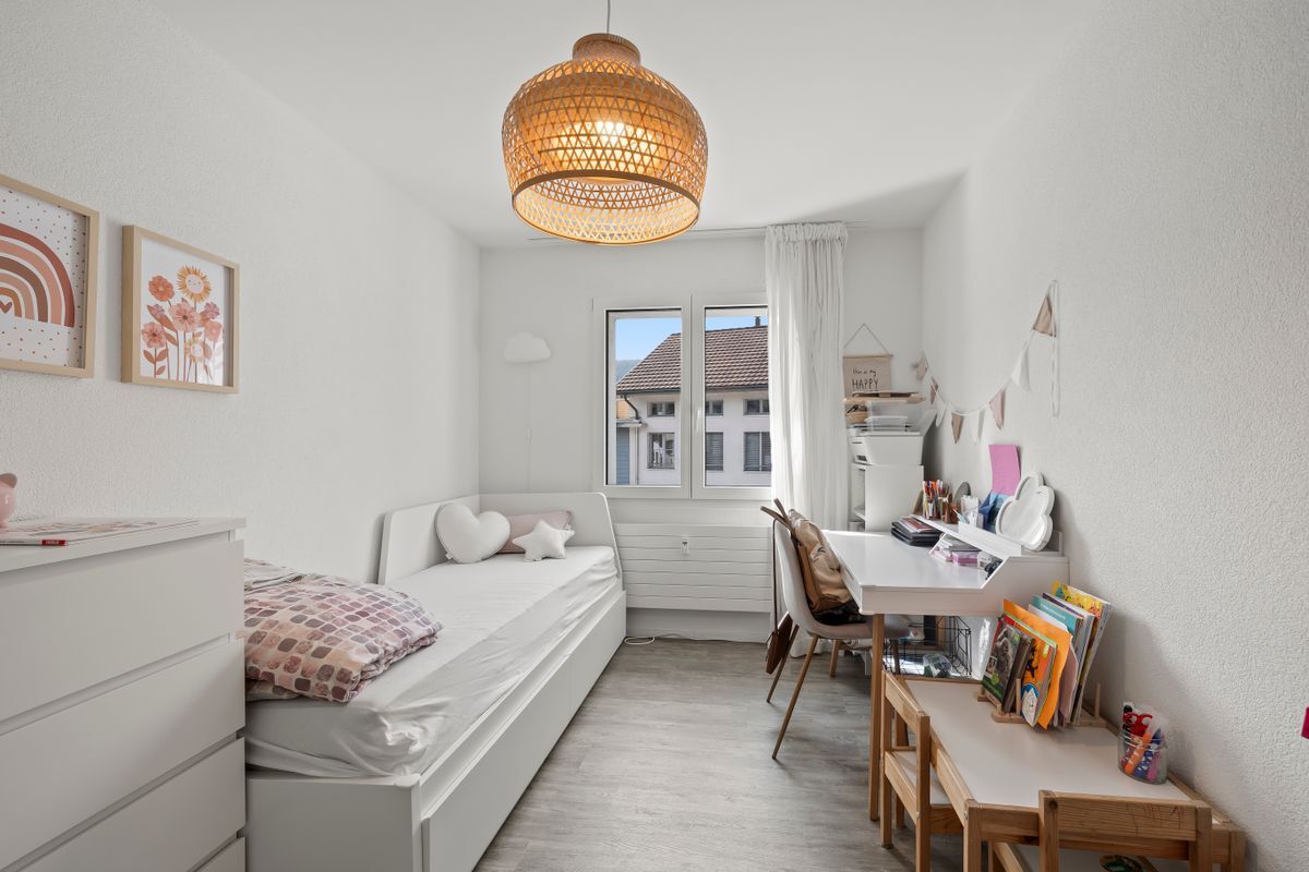Helles Kinderzimmer mit Schreibtisch und Bett. Helles Kinderzimmer mit Schreibtisch und Bett.