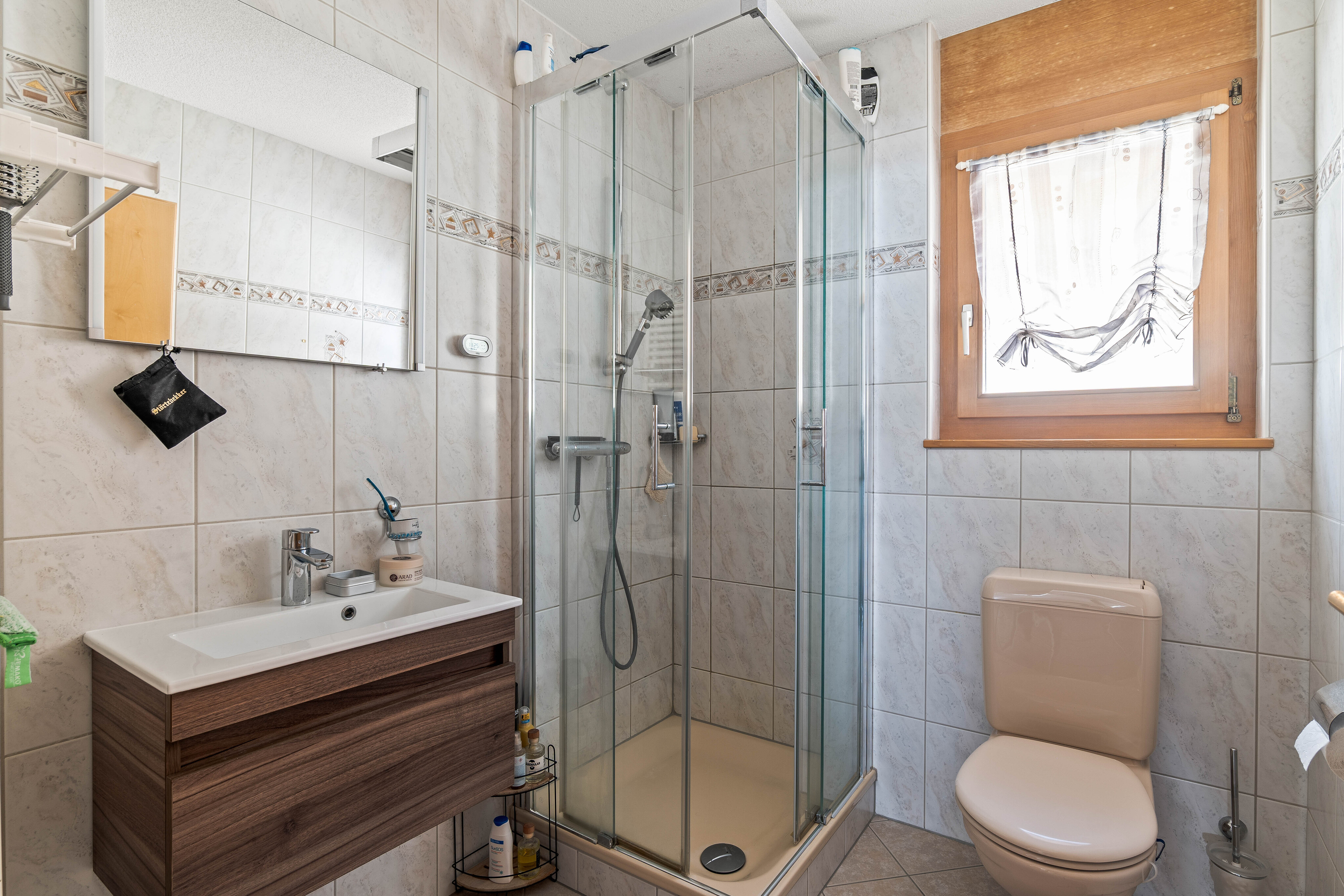 Die Dusche auf der unteren Ebene verfügt über ein Fenster, das eine natürliche Belüftung ermöglicht. Die Dusche auf der unteren Ebene verfügt über ein Fenster, das eine natürliche Belüftung ermöglicht.