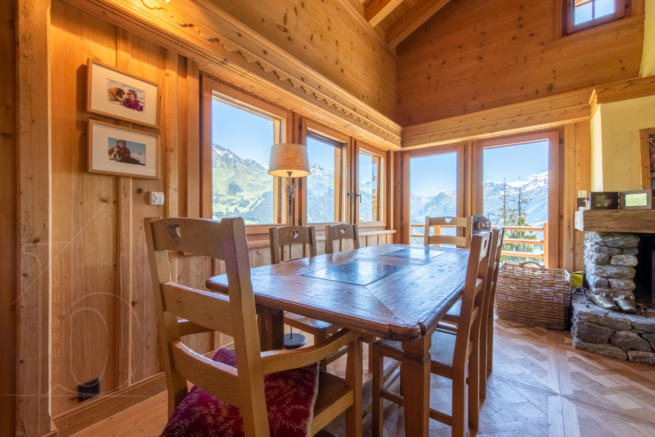 Salle à manger en bois avec vue sur les montagnes – Chalet Le Varouet  à vendre - Verbier