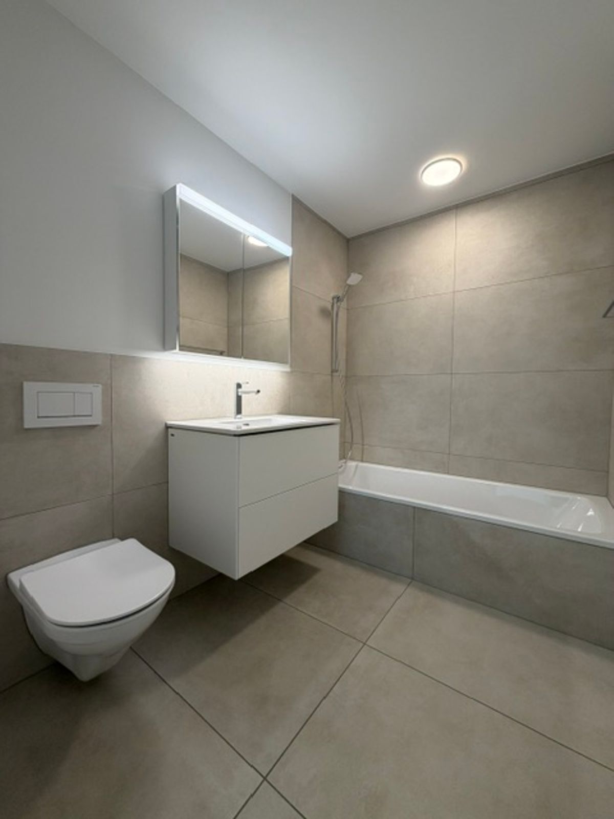 Modernes Badezimmer mit Badewanne und Wandspiegel. Modernes Badezimmer mit Badewanne und Wandspiegel.