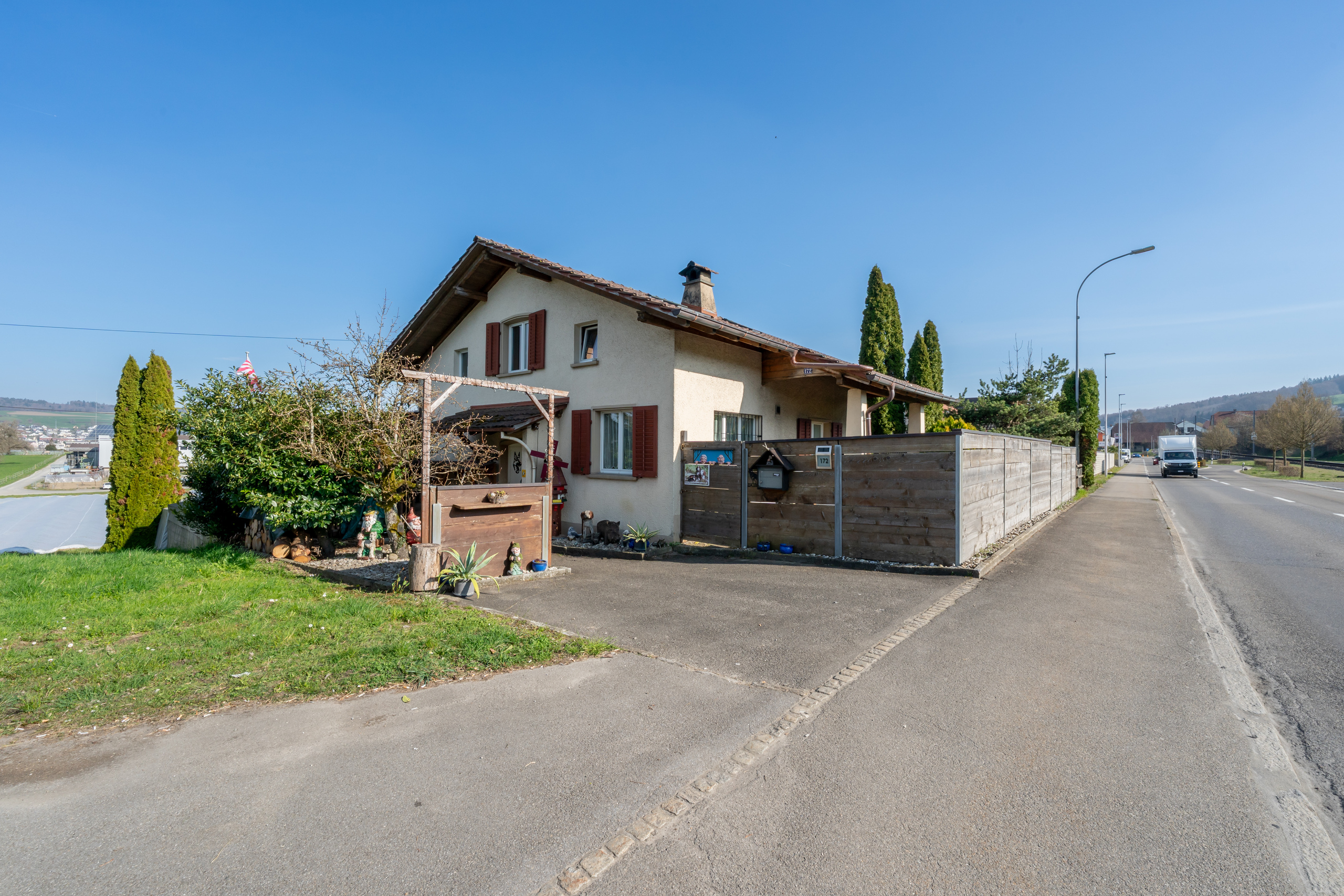 Zufahrt auf der Strassenseite mit einem Parkplatz Zufahrt auf der Strassenseite mit einem Parkplatz