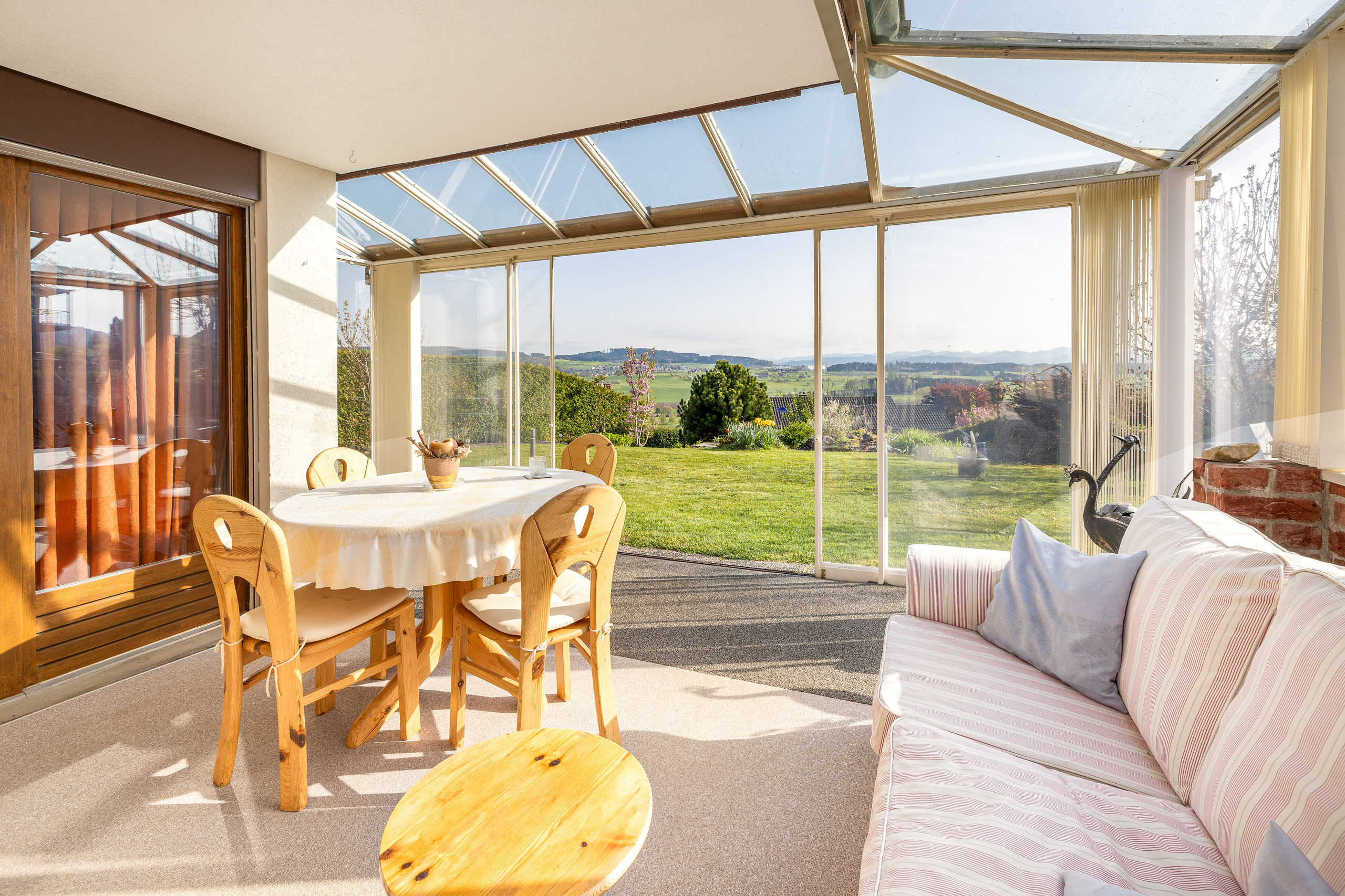 Der grosszügige und lichtdurchflutete Wintergarten.