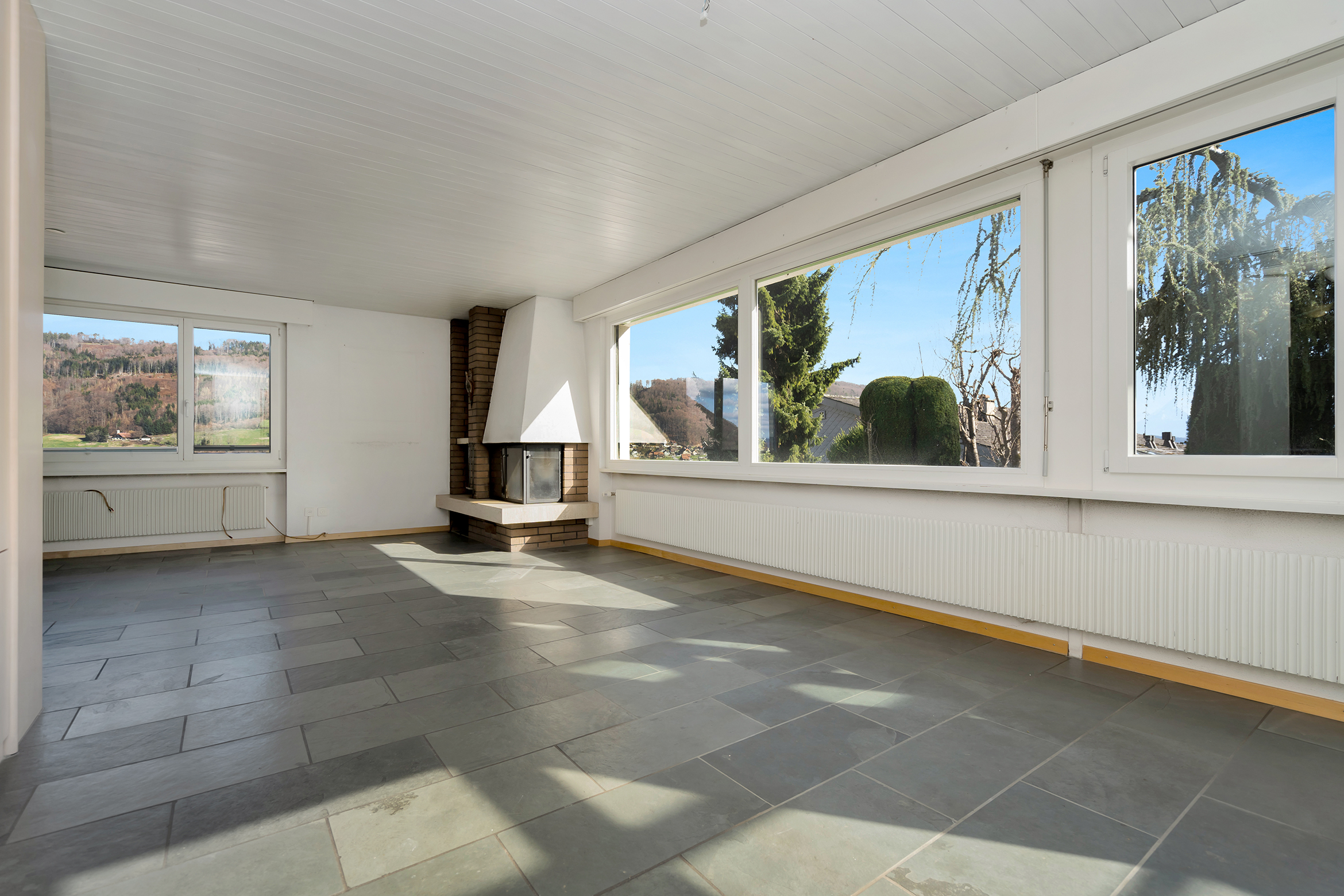 Lichtdurchfluteter Wohnbereich mit Cheminée