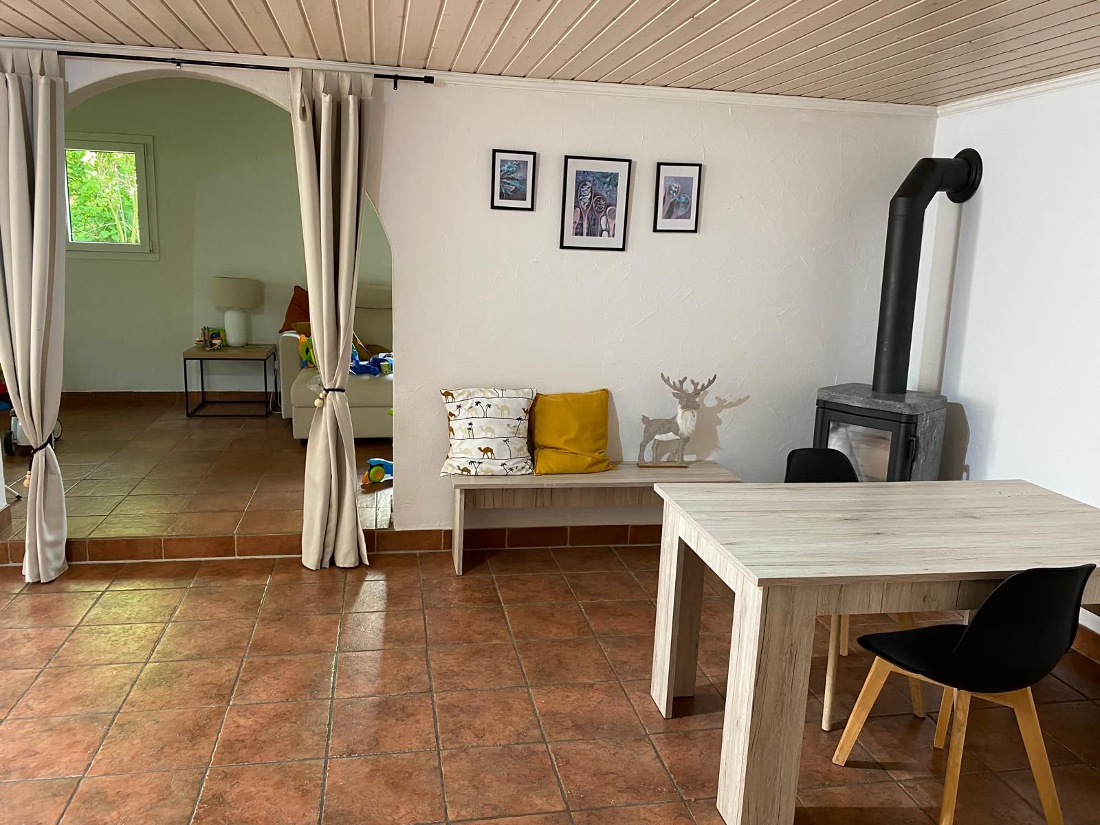 Salle à Manger avec Poêle Suédois du rez