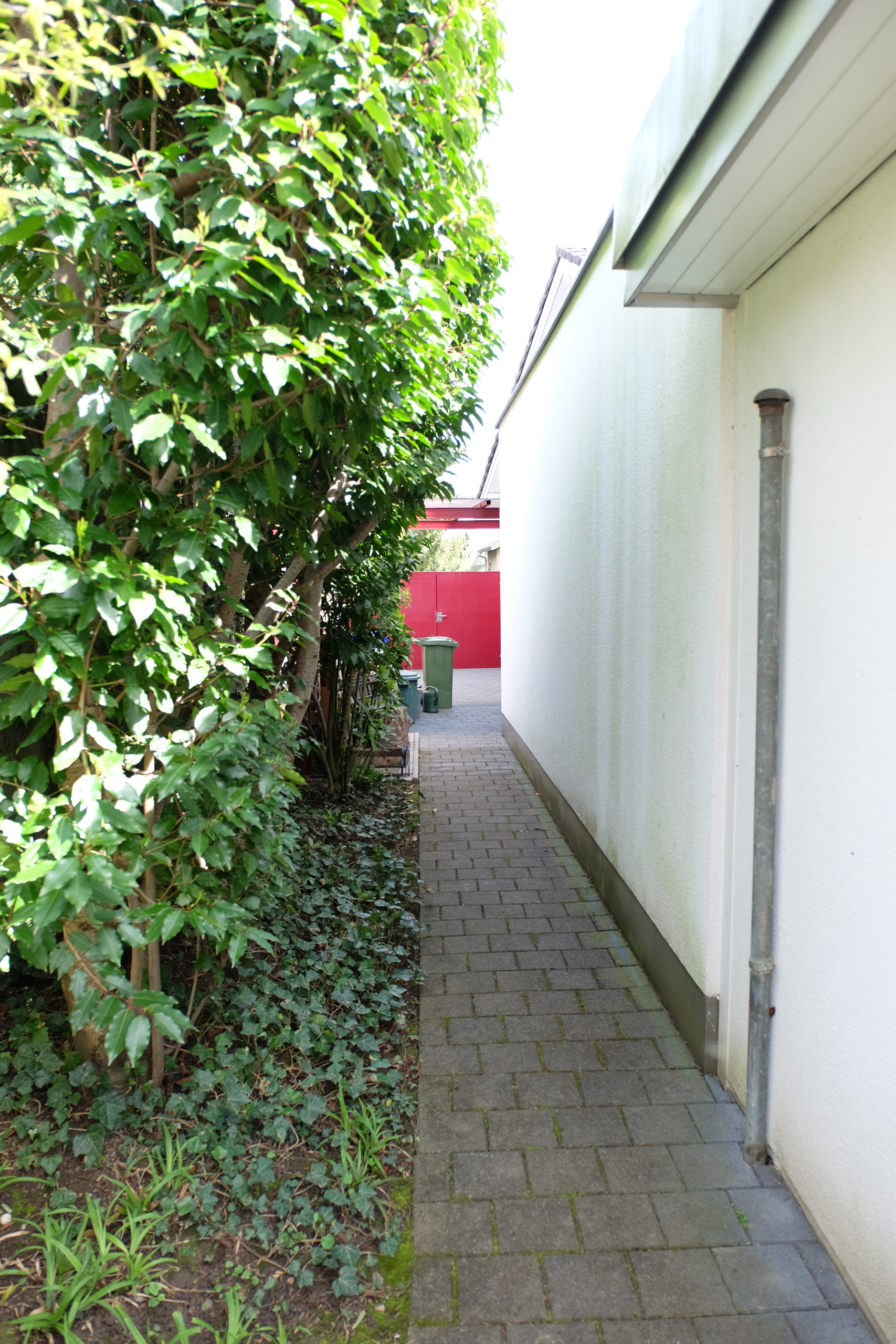 Durchgang zum gedeckten Sitzplatz Durchgang zum gedeckten Sitzplatz