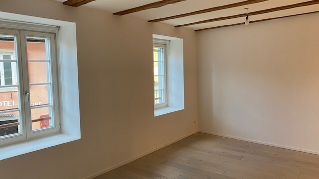 Geräumiger, heller Wohnbereich mit viel Charme