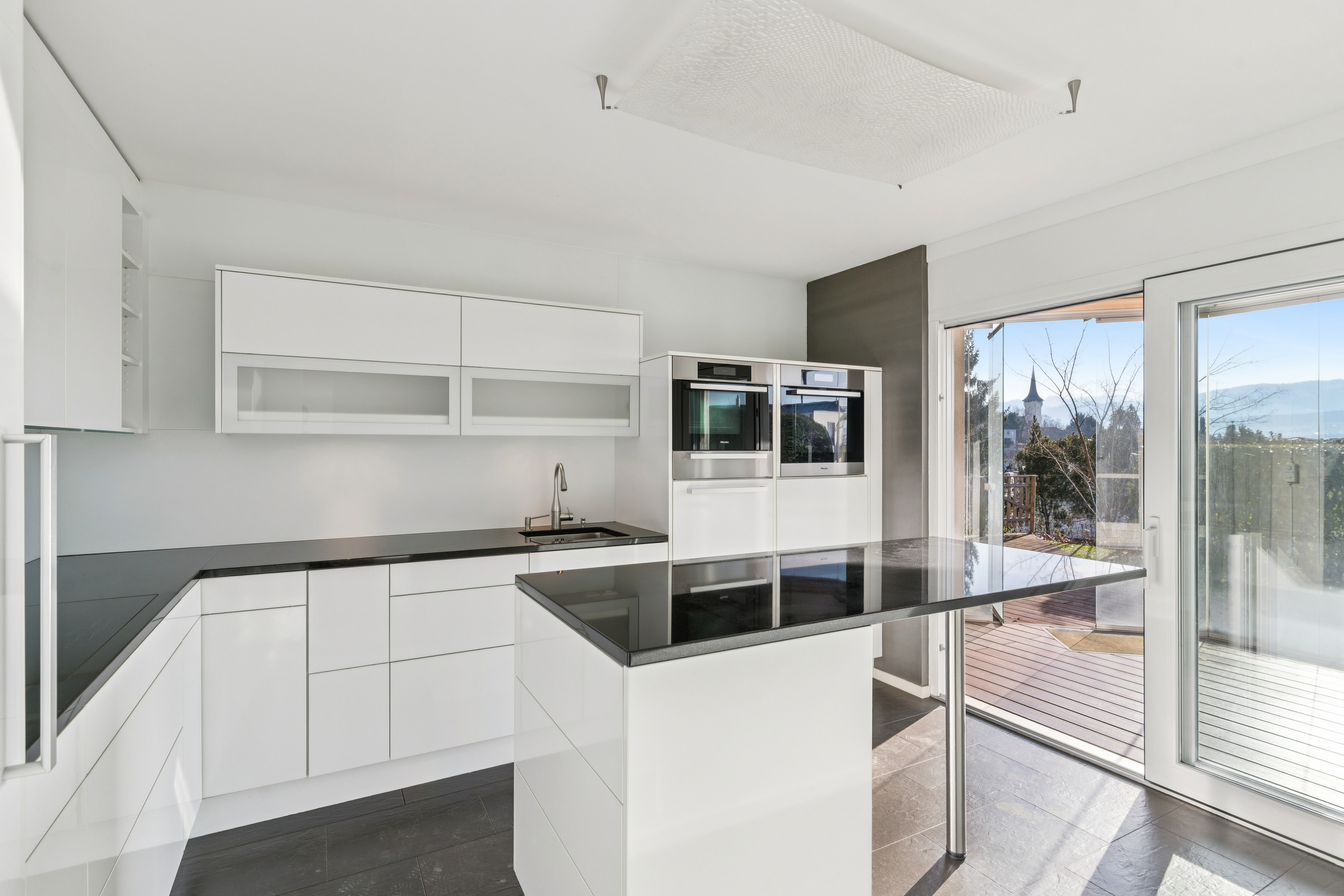 Belle cuisine avec accès à la véranda Belle cuisine avec accès à la véranda