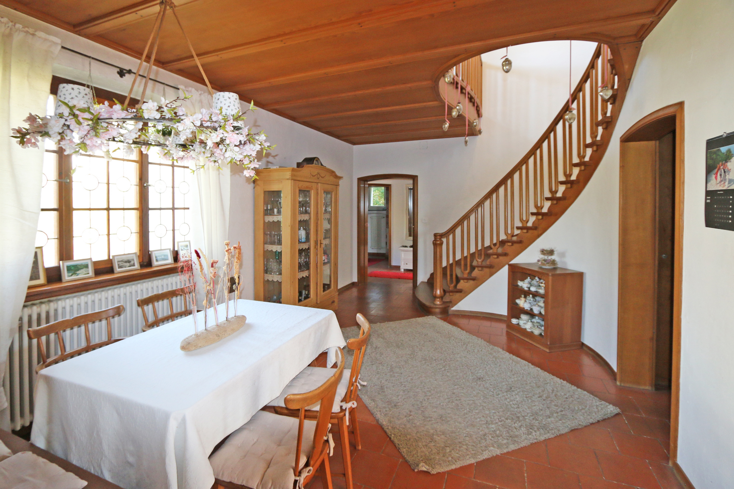 historische Halle mit Treppenaufgang  historische Halle mit Treppenaufgang