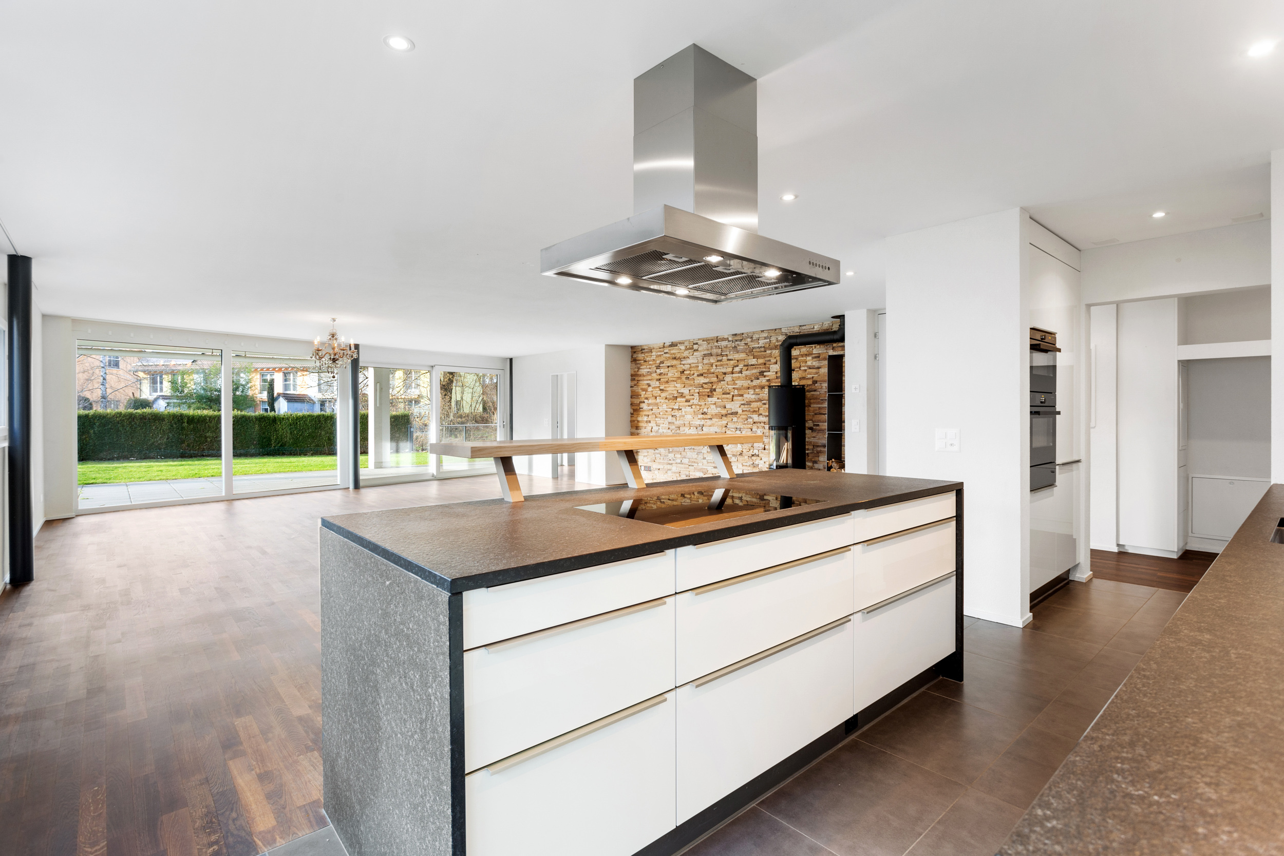 Die hochwertige Küche mit Kochinsel lässt keine Wünsche offen. Die hochwertige Küche mit Kochinsel lässt keine Wünsche offen.