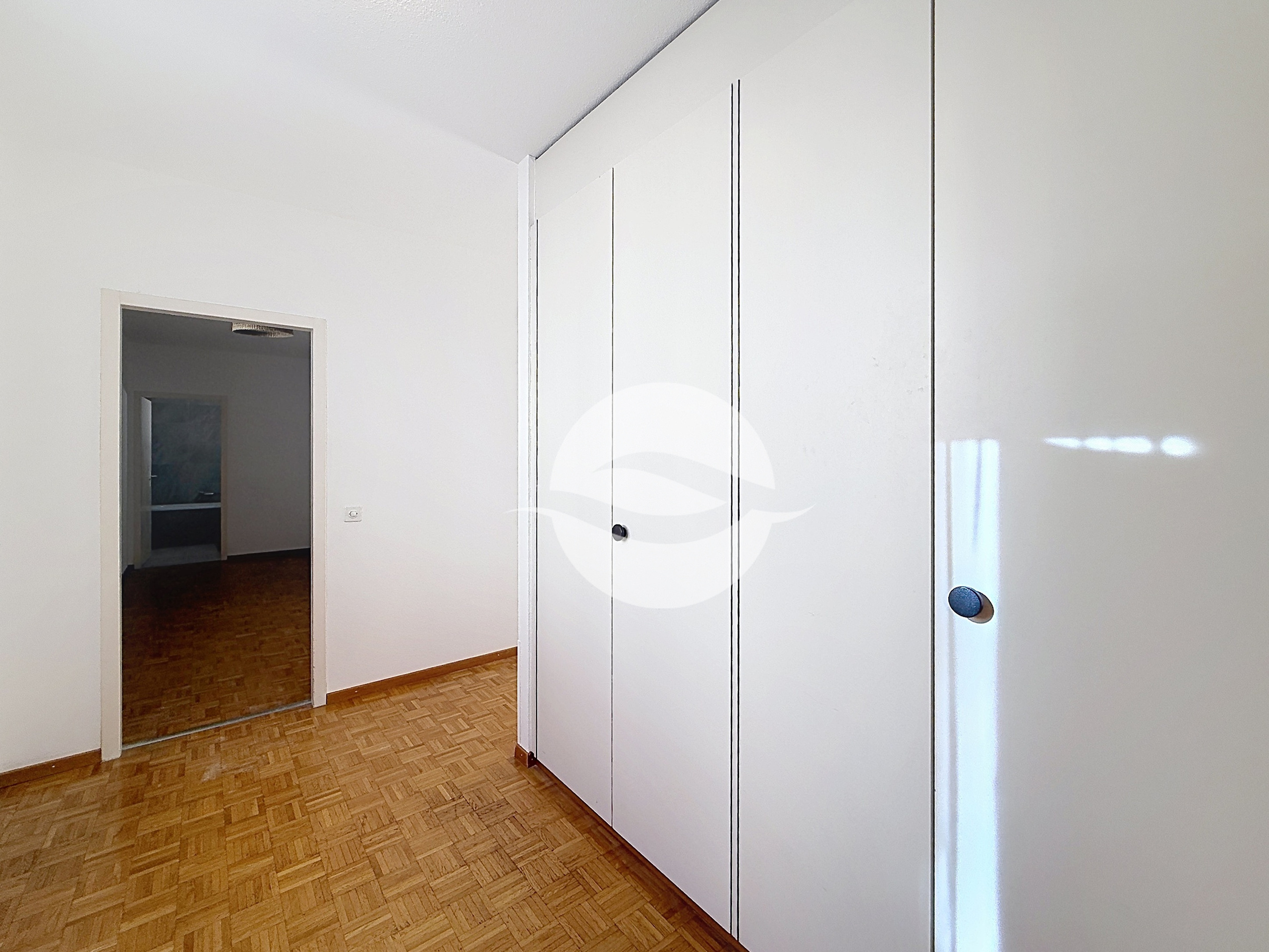 Couloir avec armoires encastrées