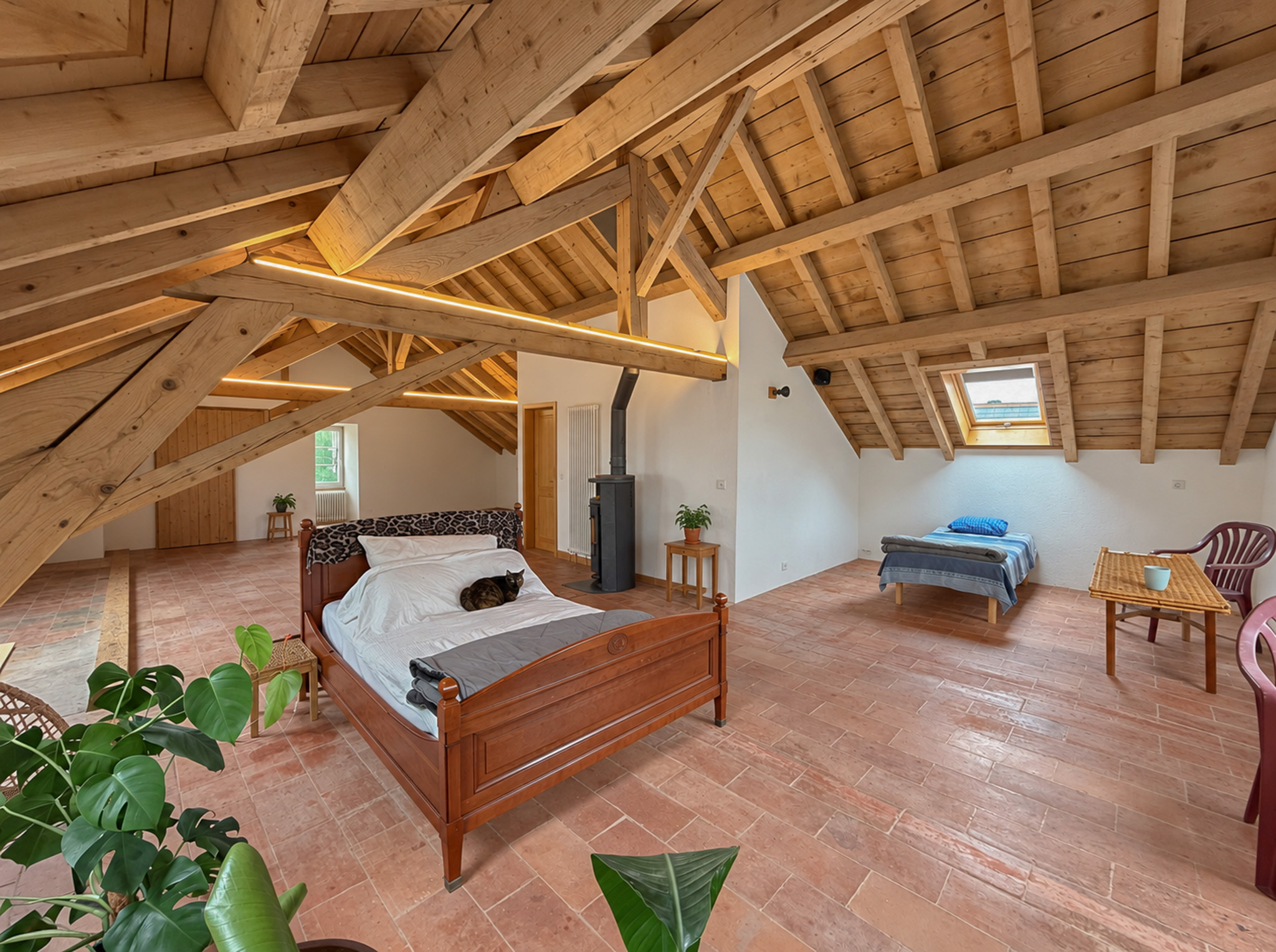 Combles - grand espace ouvert de 80 m2 Combles - grand espace ouvert de 80 m2