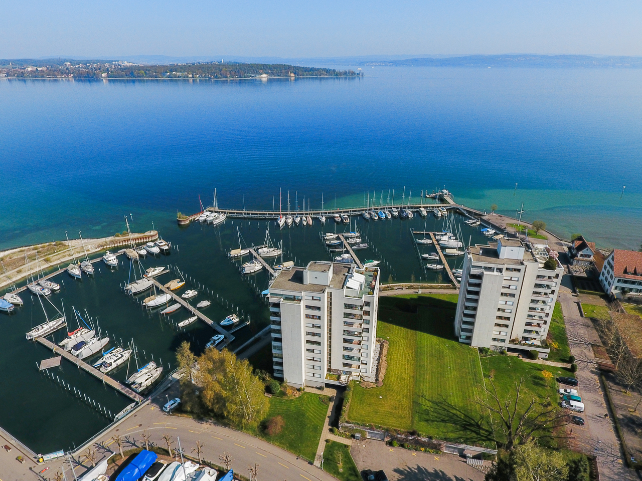 Zauberhafte Lage, direkt am Bodensee.