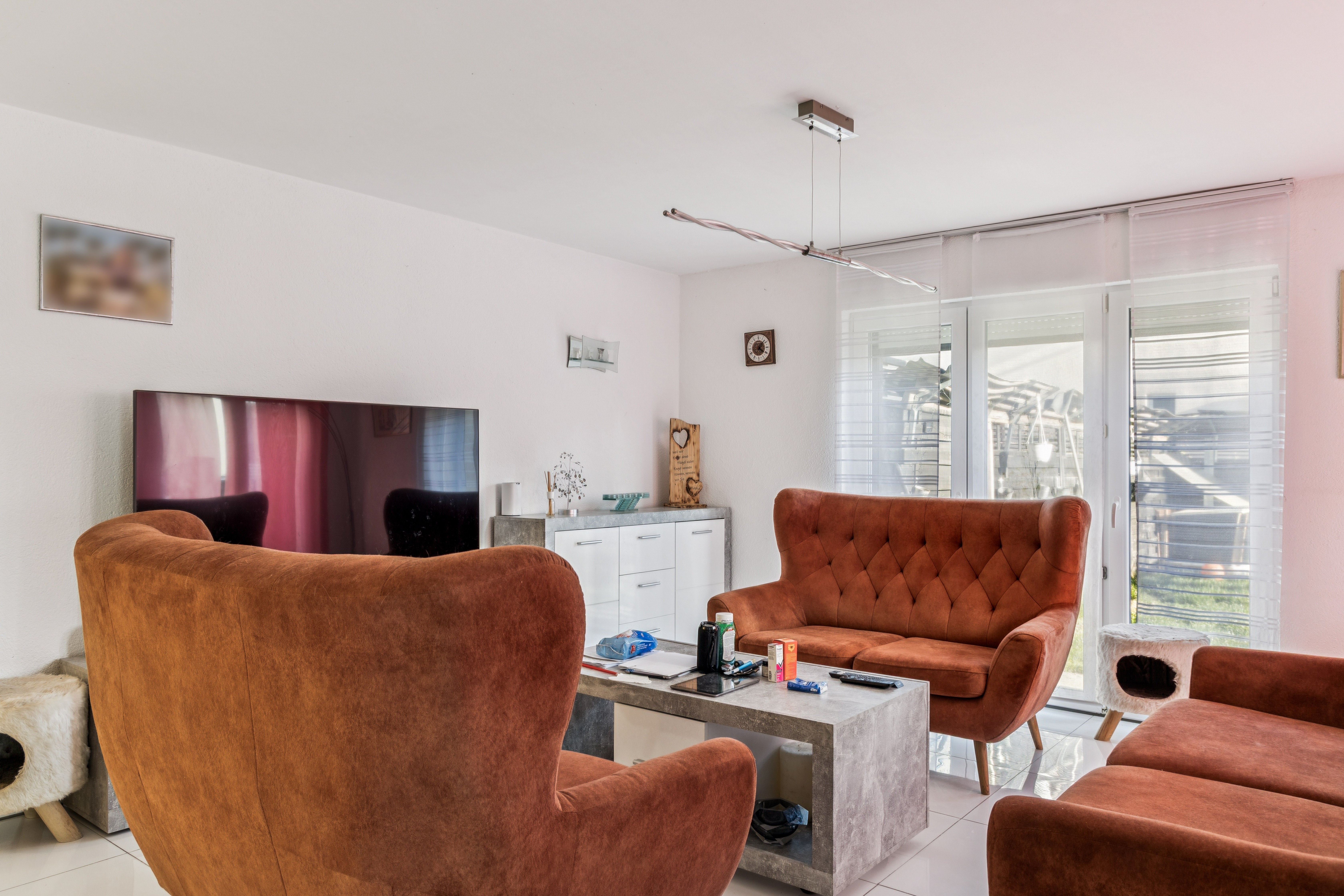 Salon baigné de lumière avec une atmosphère de vie agréable