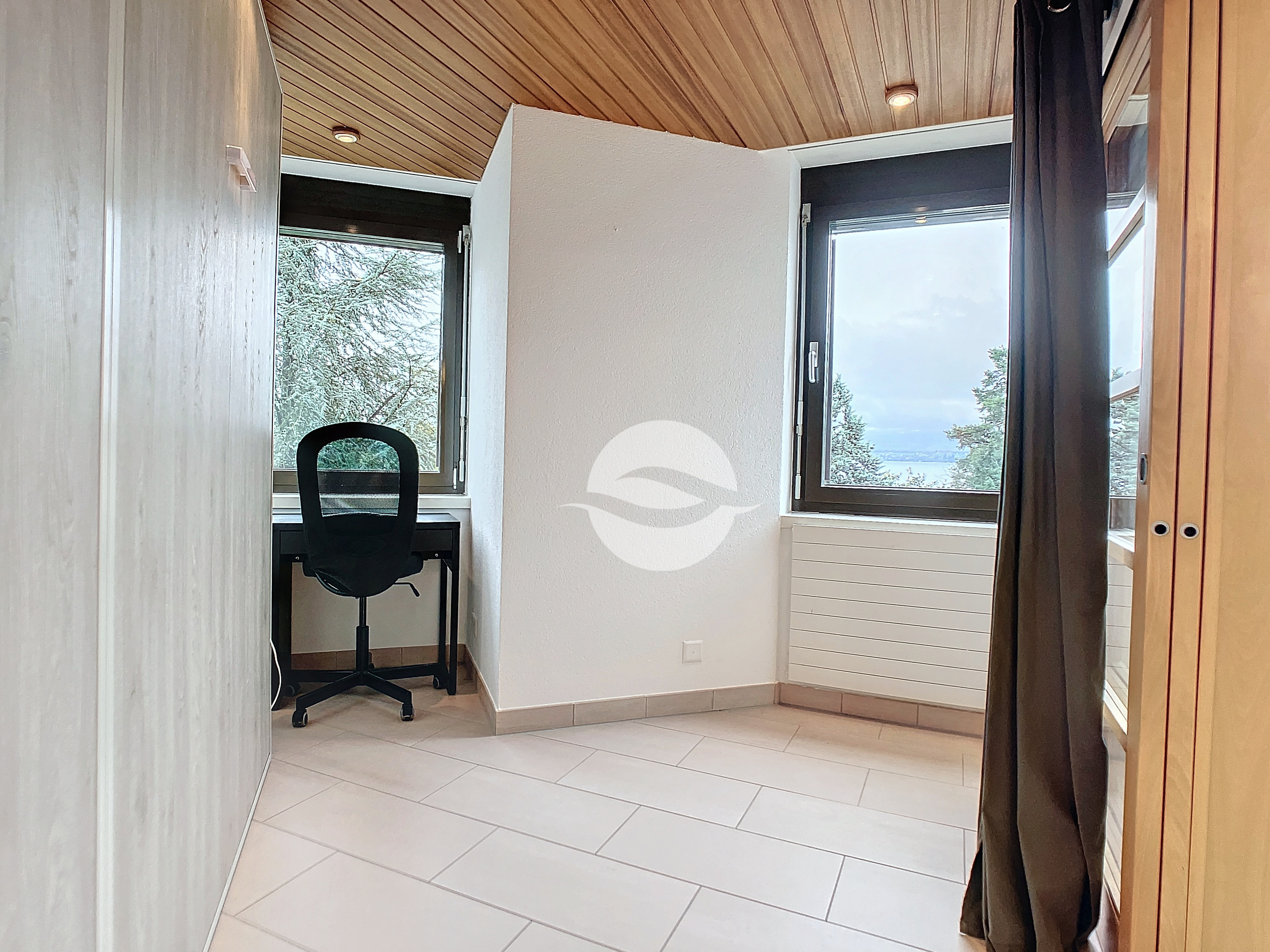 Chambrette avec lit escamotable et coin bureau