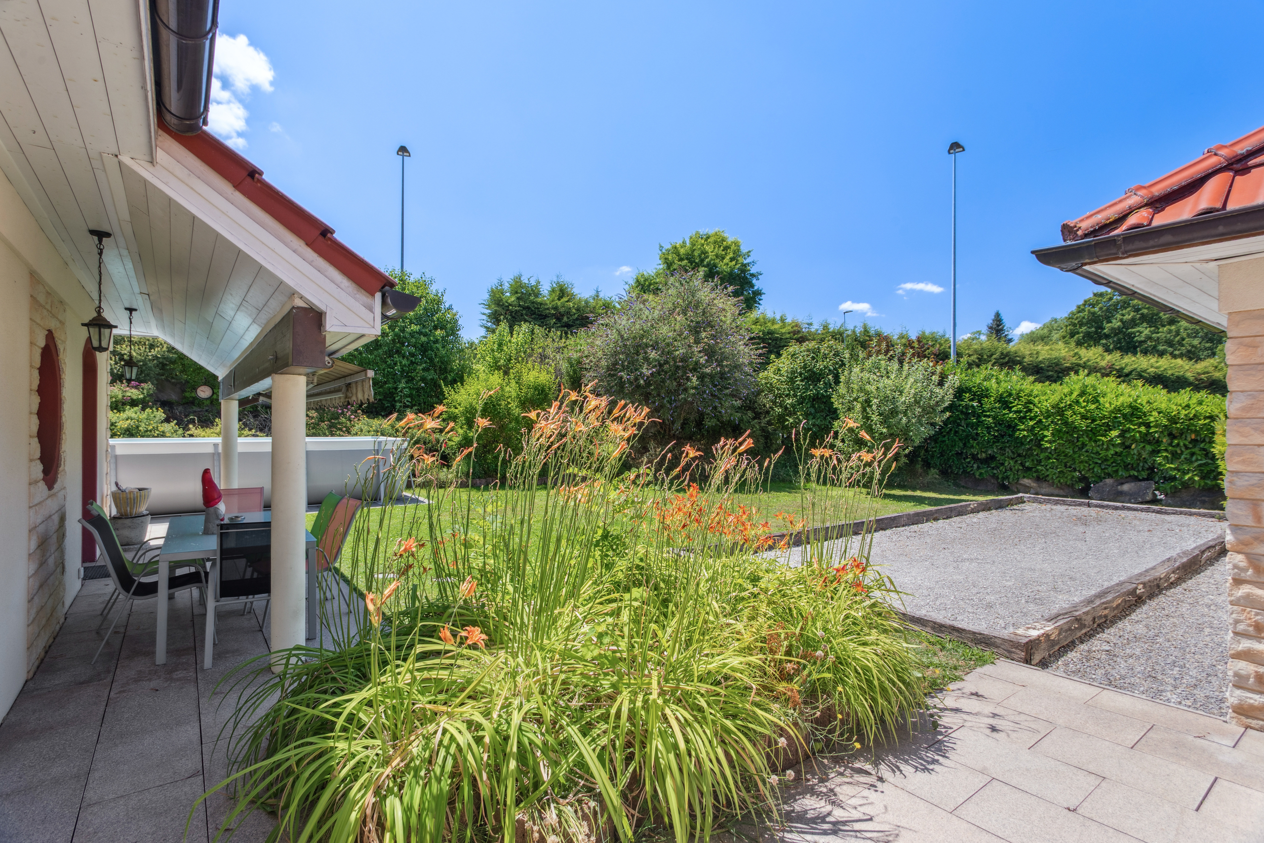 La piste de pétanque et le jardin