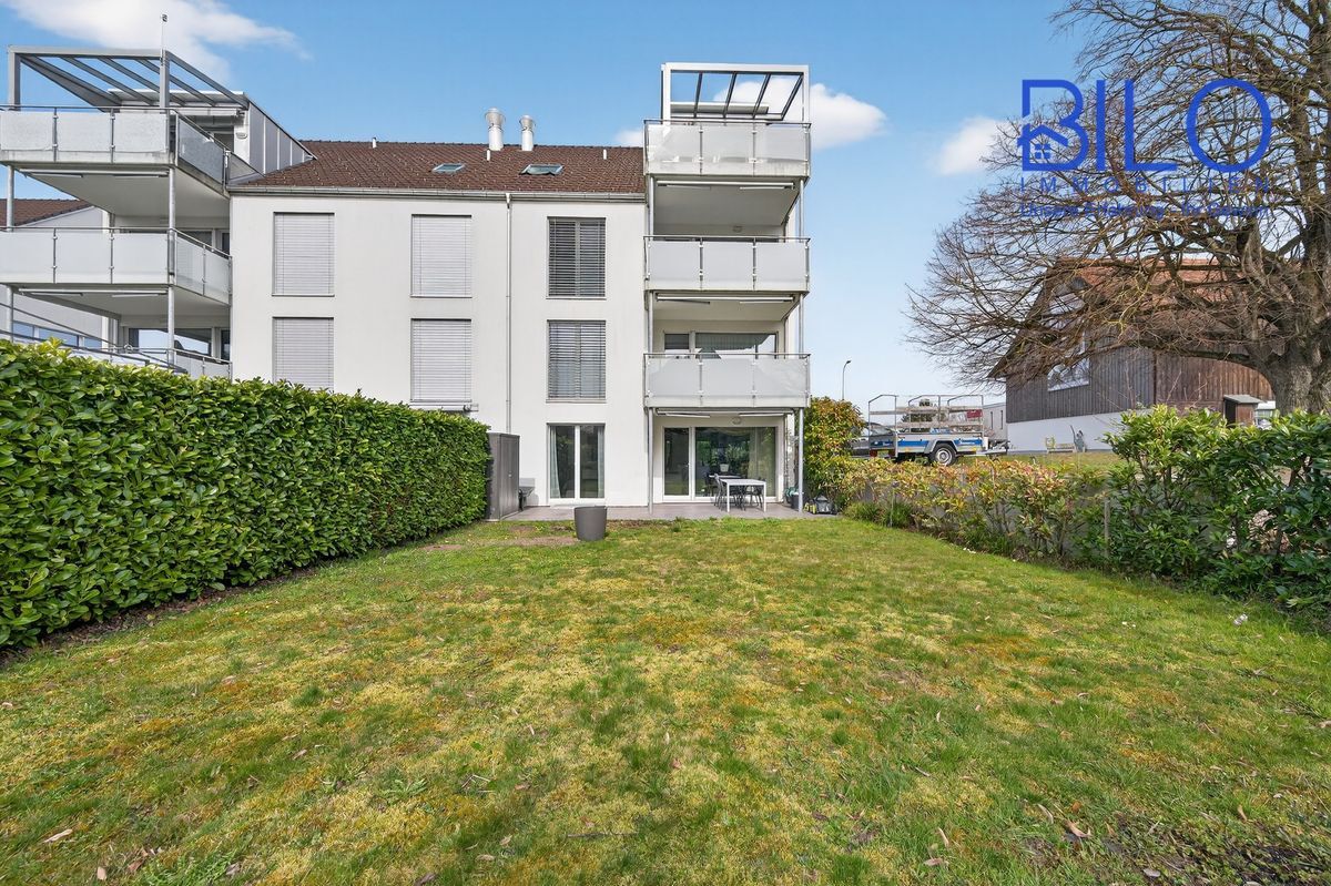 Rückseitige Ansicht des Gebäudes mit eigenem gepflegtem Garten. Rückseitige Ansicht des Gebäudes mit eigenem gepflegtem Garten.