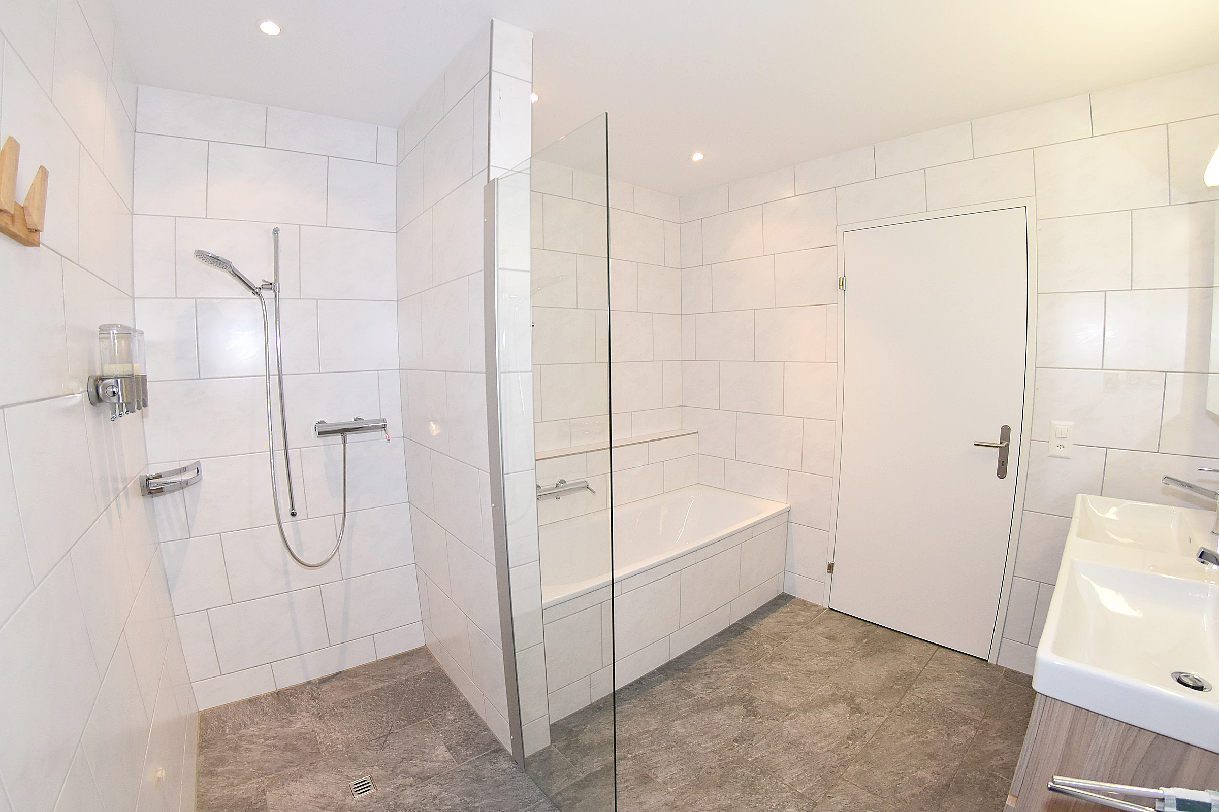 ... mit Dusche und Badewanne ... mit Dusche und Badewanne