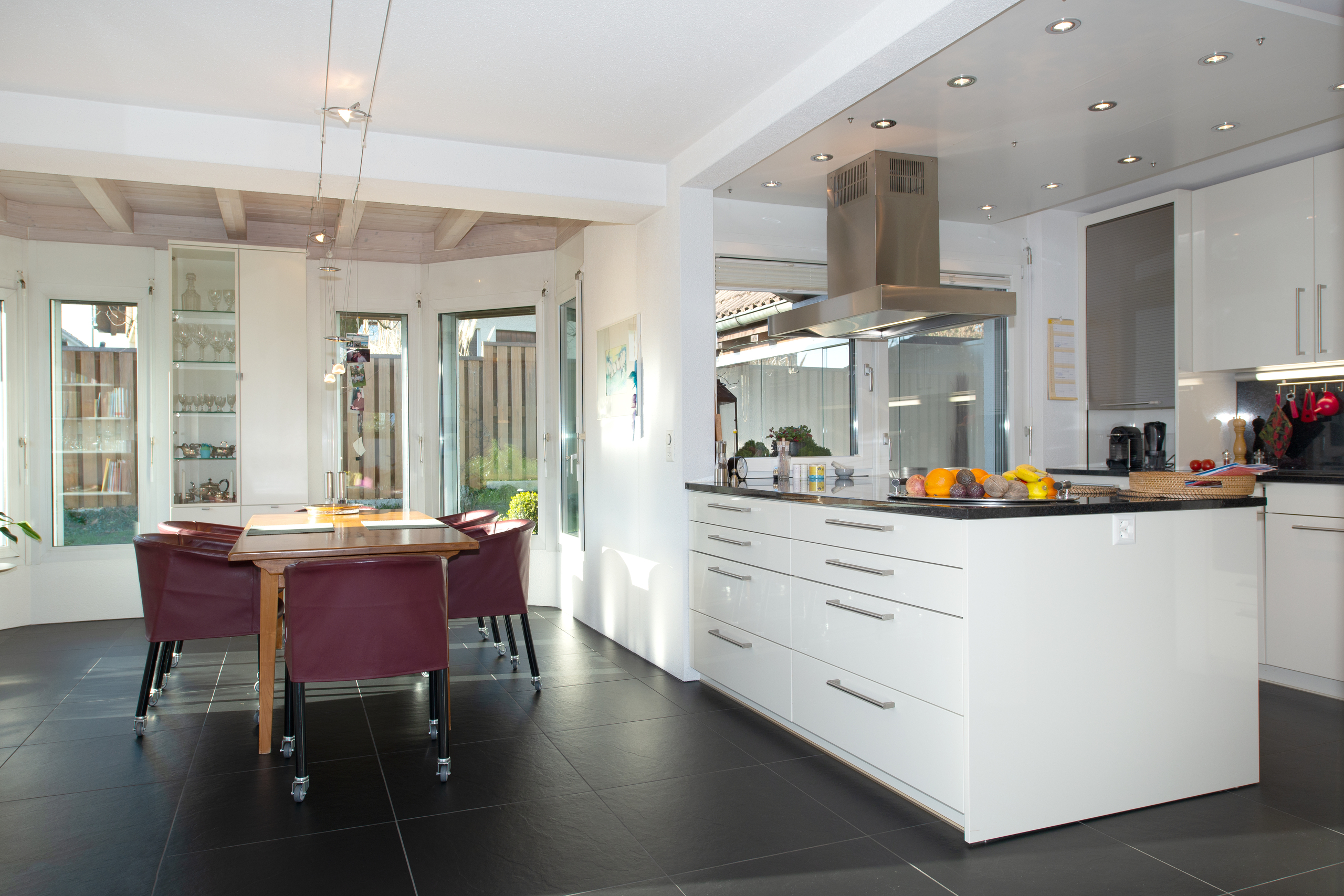 Die offene Küche mit Essplatz