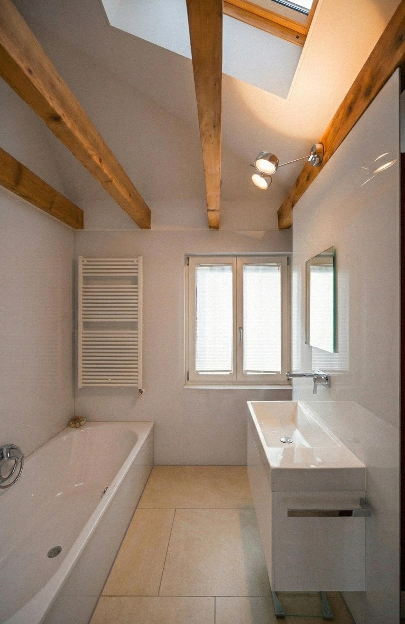 DACHOGESCHOSS | BAD EN SUITE MIT BADEWANNE UND DUSCHE