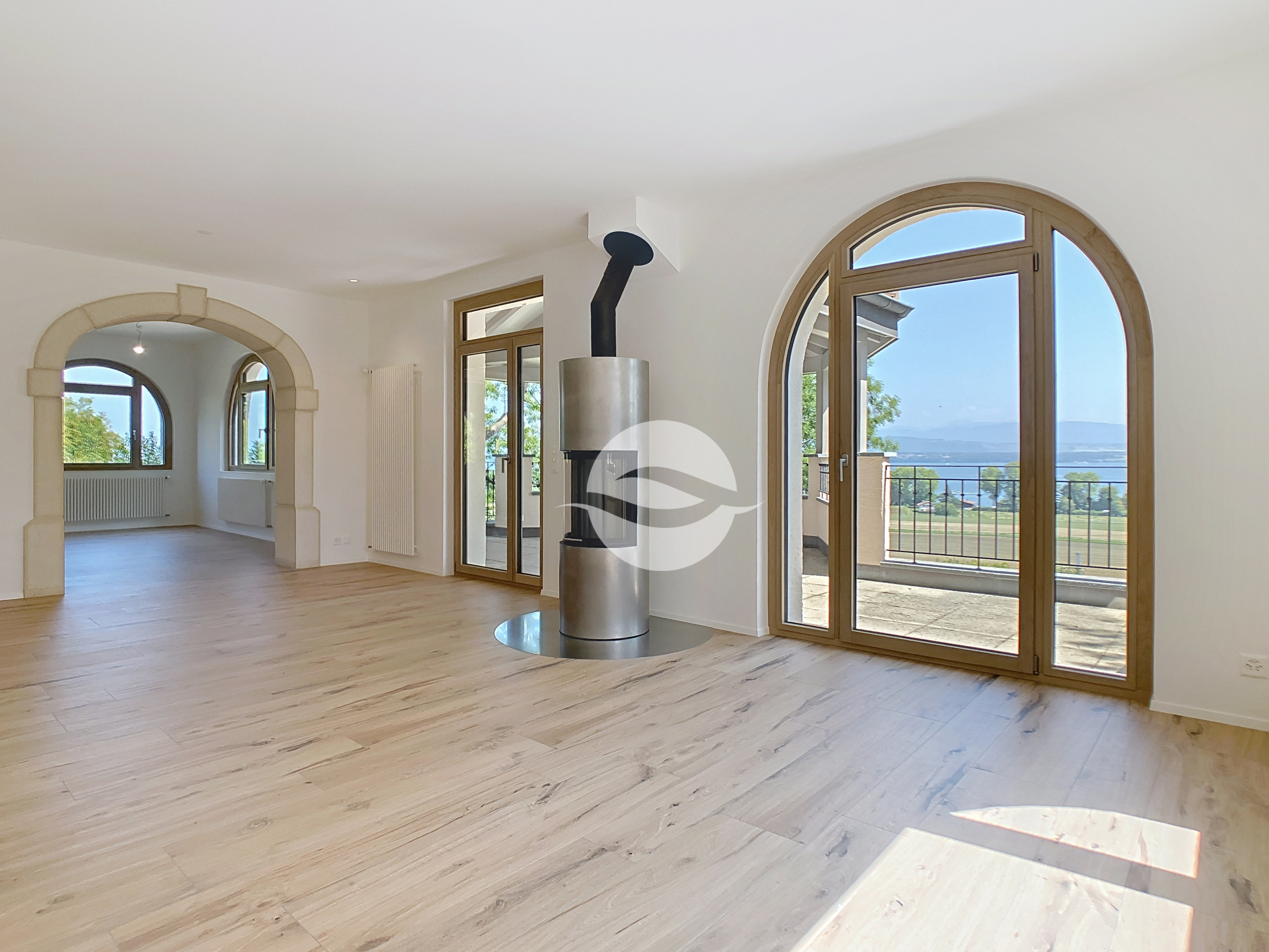 Séjour avec poêle et accès à la terrasse