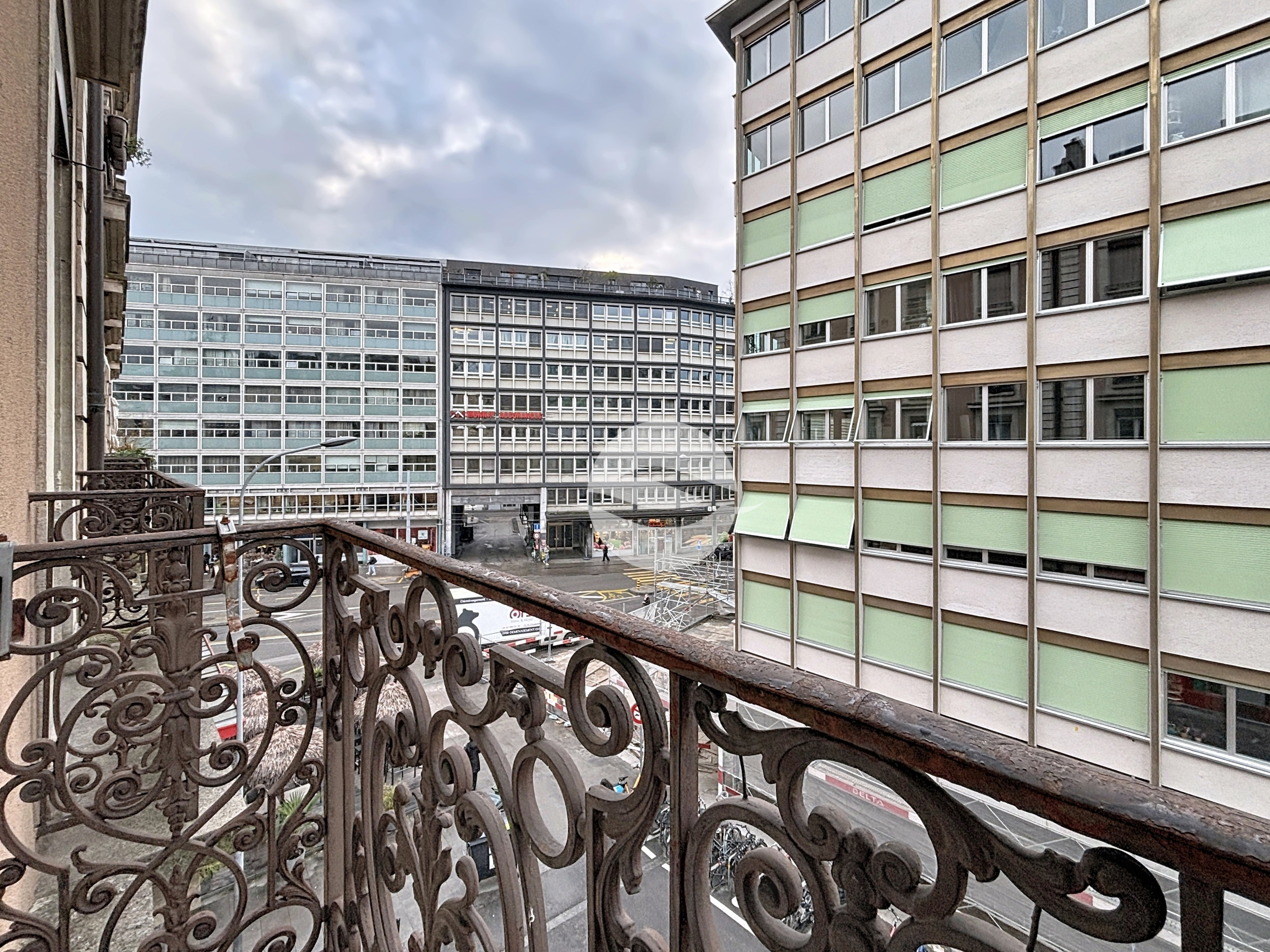 Balcon sur la rue de l'Arquebuse (partie sans voiture)